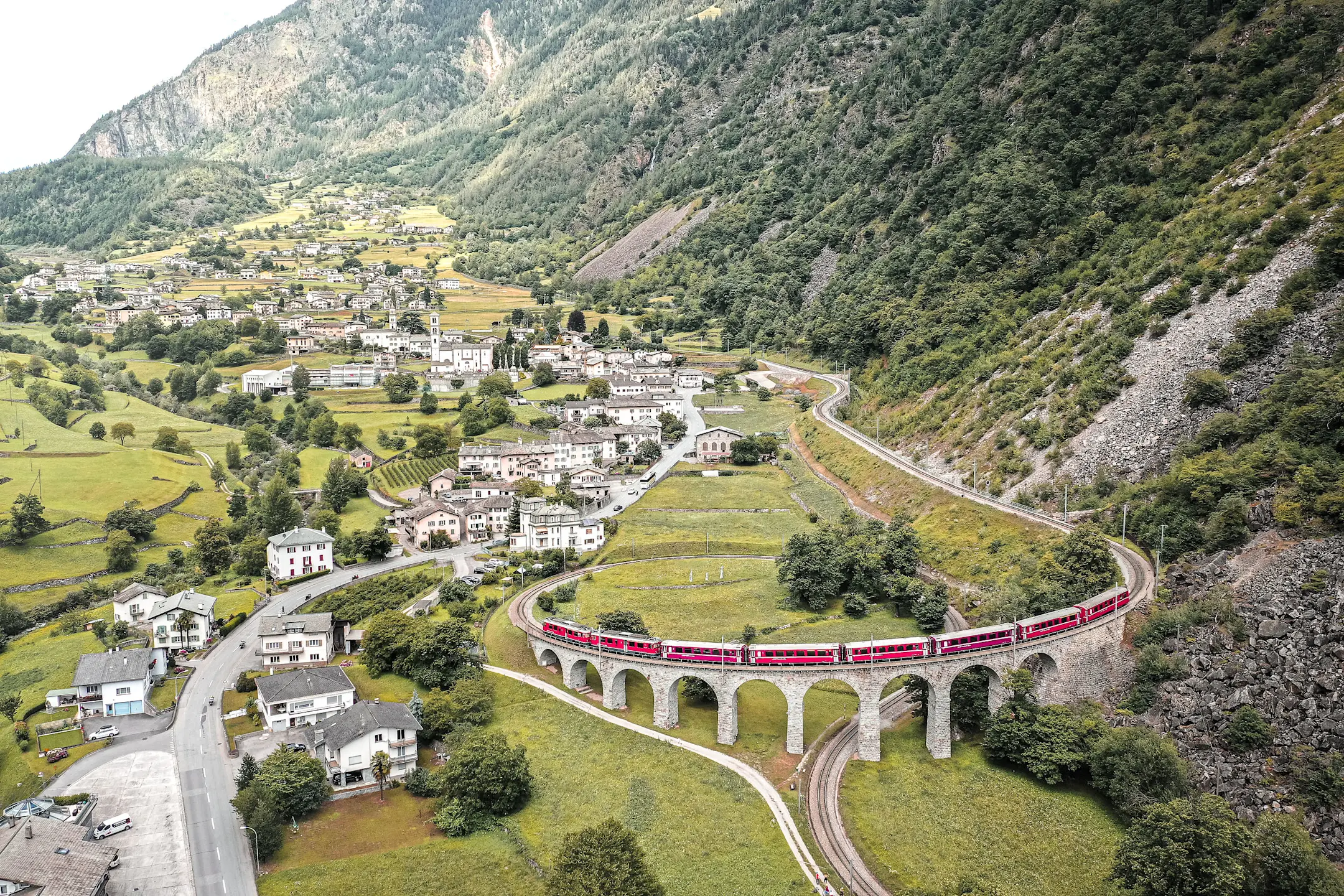 Ein Regionalzug der RhB fährt über den Kreisviadukt in der Valposchiavo.