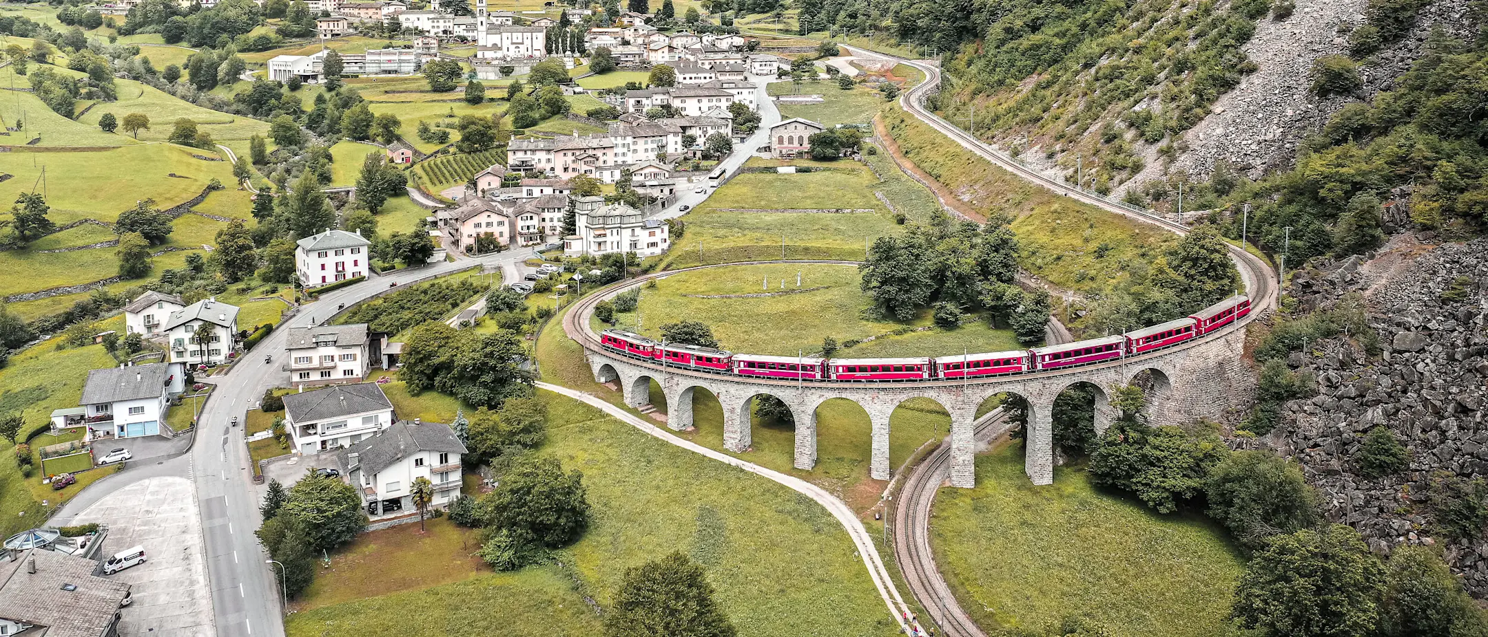 Ein Regionalzug der RhB fährt über den Kreisviadukt in der Valposchiavo.