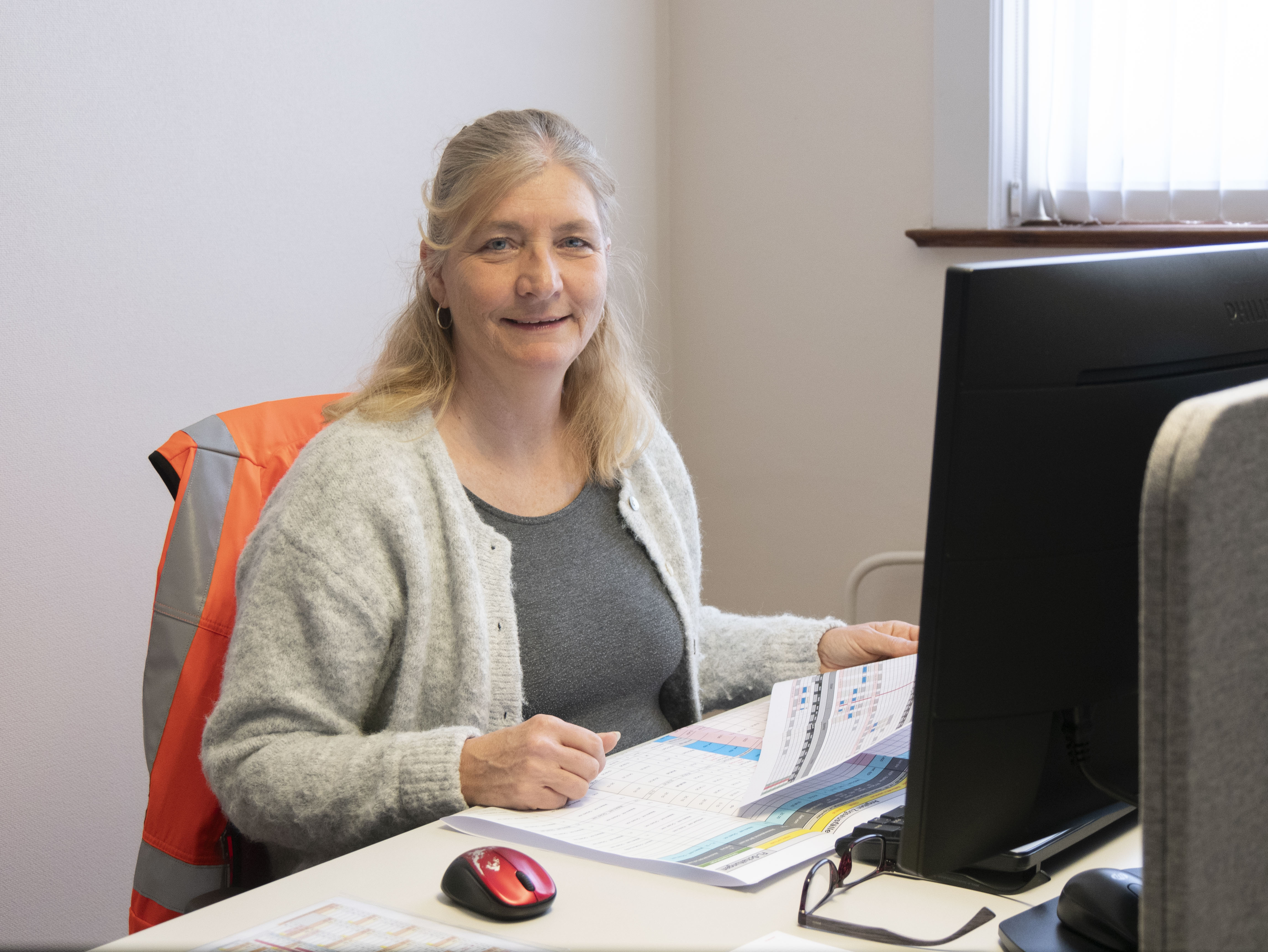 Nicole Kühner - Baustellenkoordinatorin bei der RhB - sitzt an ihrem Schreibtisch.