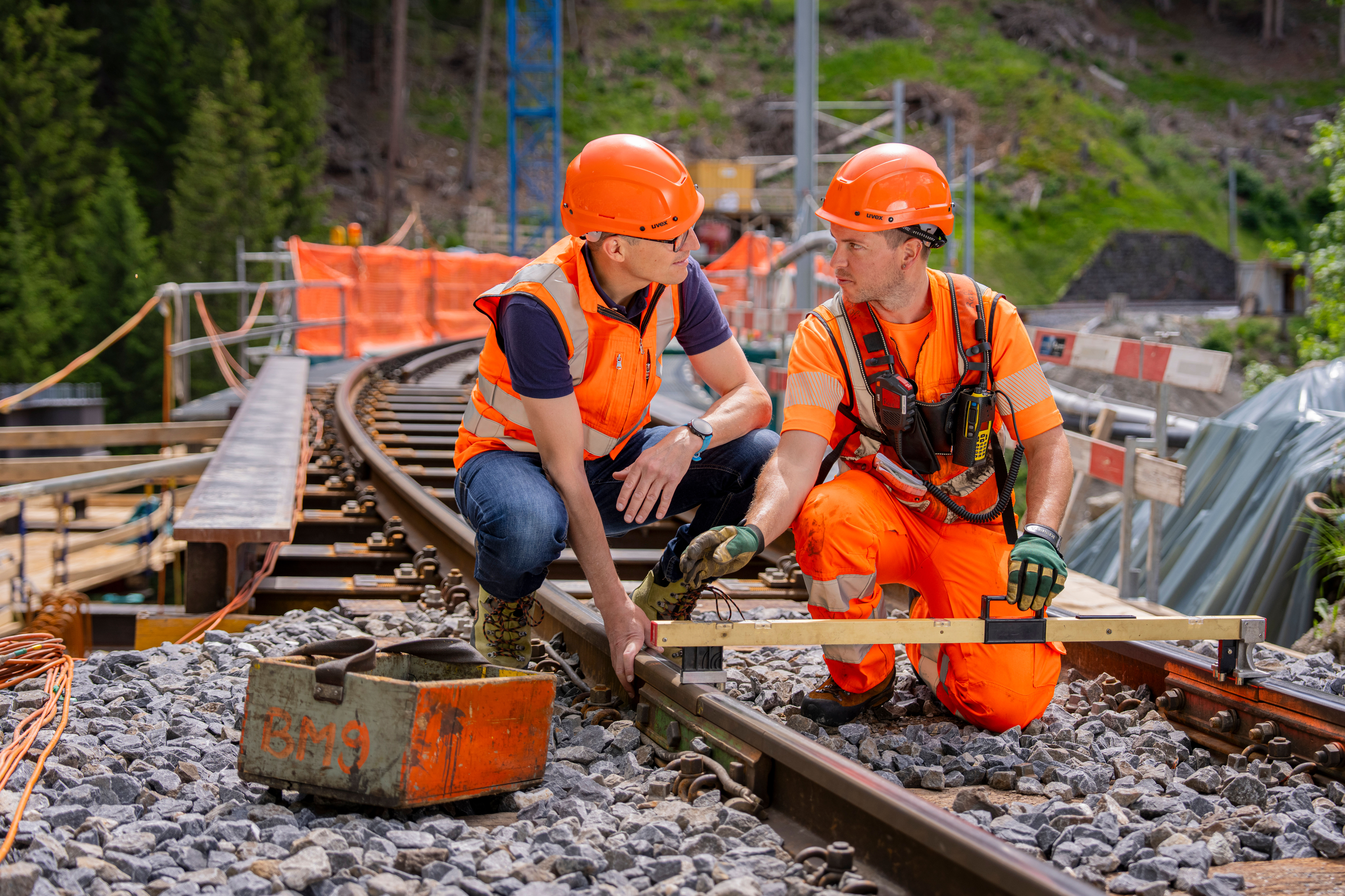Gleisbauer und Ingenieur im Gespräch auf Baustelle