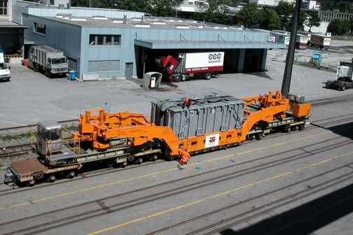 Ein Tiefladewagen des Typs «Uaa-z» für Spezialtransporte der Bündner Güterbahn