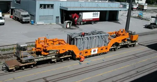 Ein Tiefladewagen des Typs «Uaa-z» für Spezialtransporte der Bündner Güterbahn