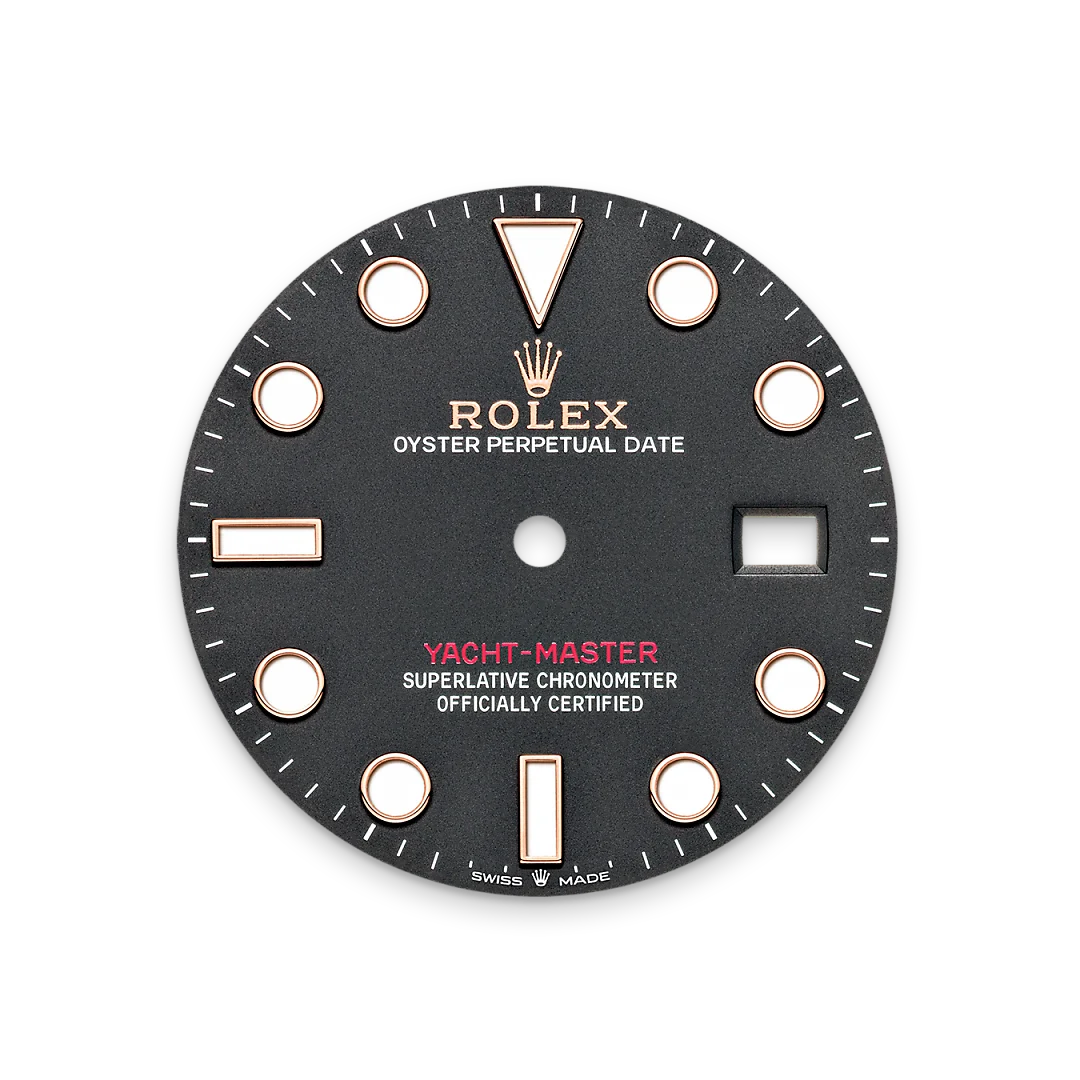 Like all Rolex Professional watches, the Yacht-Master 40 offers exceptional legibility in all circumstances, and especially in the dark, thanks to its Chromalight display. The broad hands and hour markers in simple shapes – triangles, circles, rectangles – are filled with a luminescent material emitting a long-lasting glow.