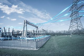 Windkraftanlage und Transformator in Umspannwerk für erneuerbare Energien.