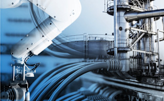 Nahaufnahme von mehreren gebündelten Kabeln und einem Teil einer technischen Anlage mit Rohren und Geländern.