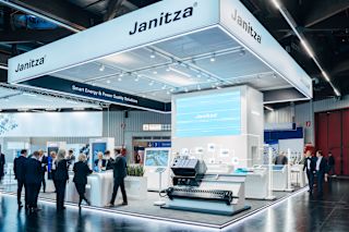 Janitza-Messestand auf einer Fachmesse mit Displays und Exponaten zu Smart Energy- und Power-Quality-Lösungen