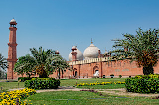 badshahi-mosqueqila-lahorelahoremughal-architecturehistorical-landmark (1) (1)