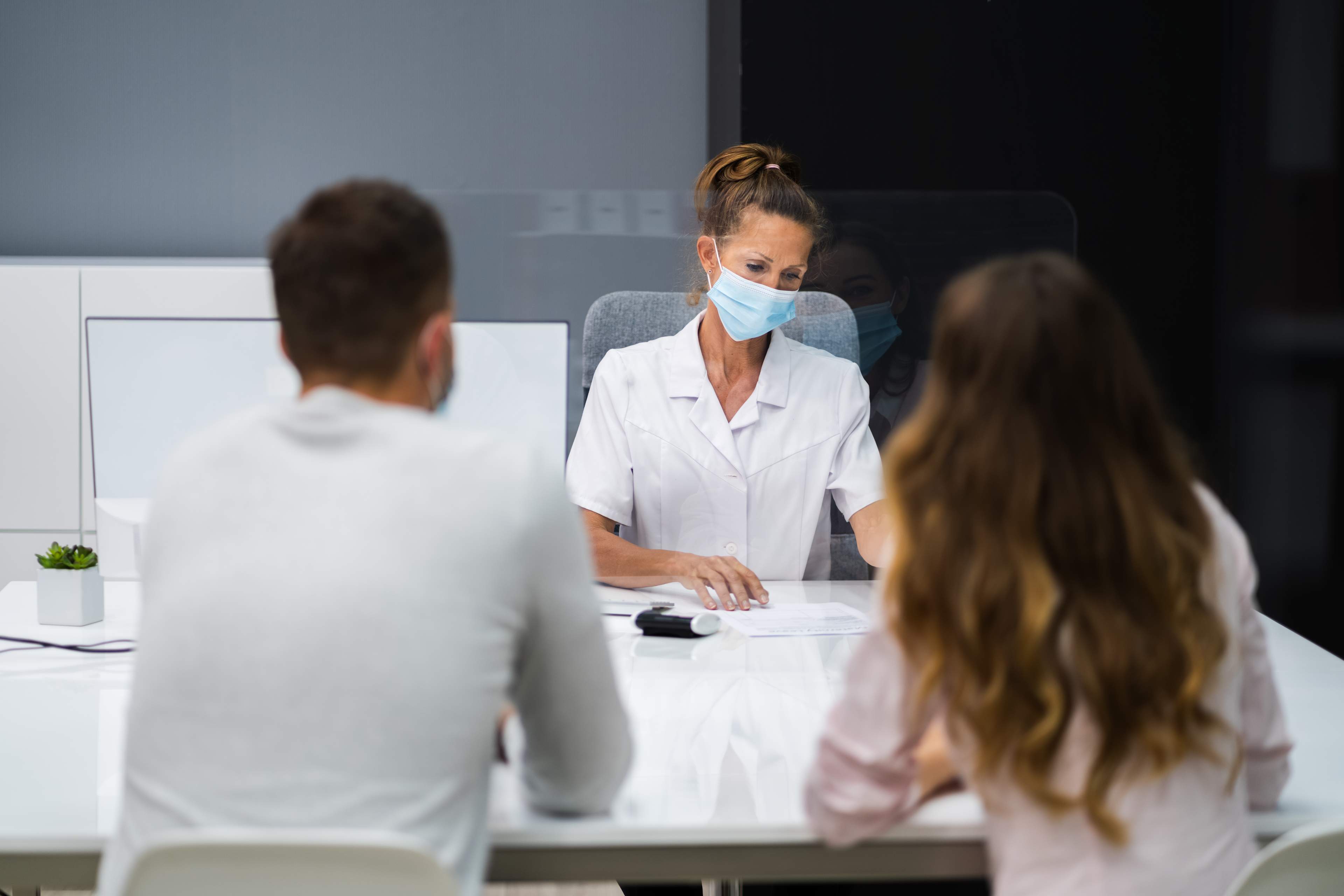 Pariskunta lääkärin vastaanotolla