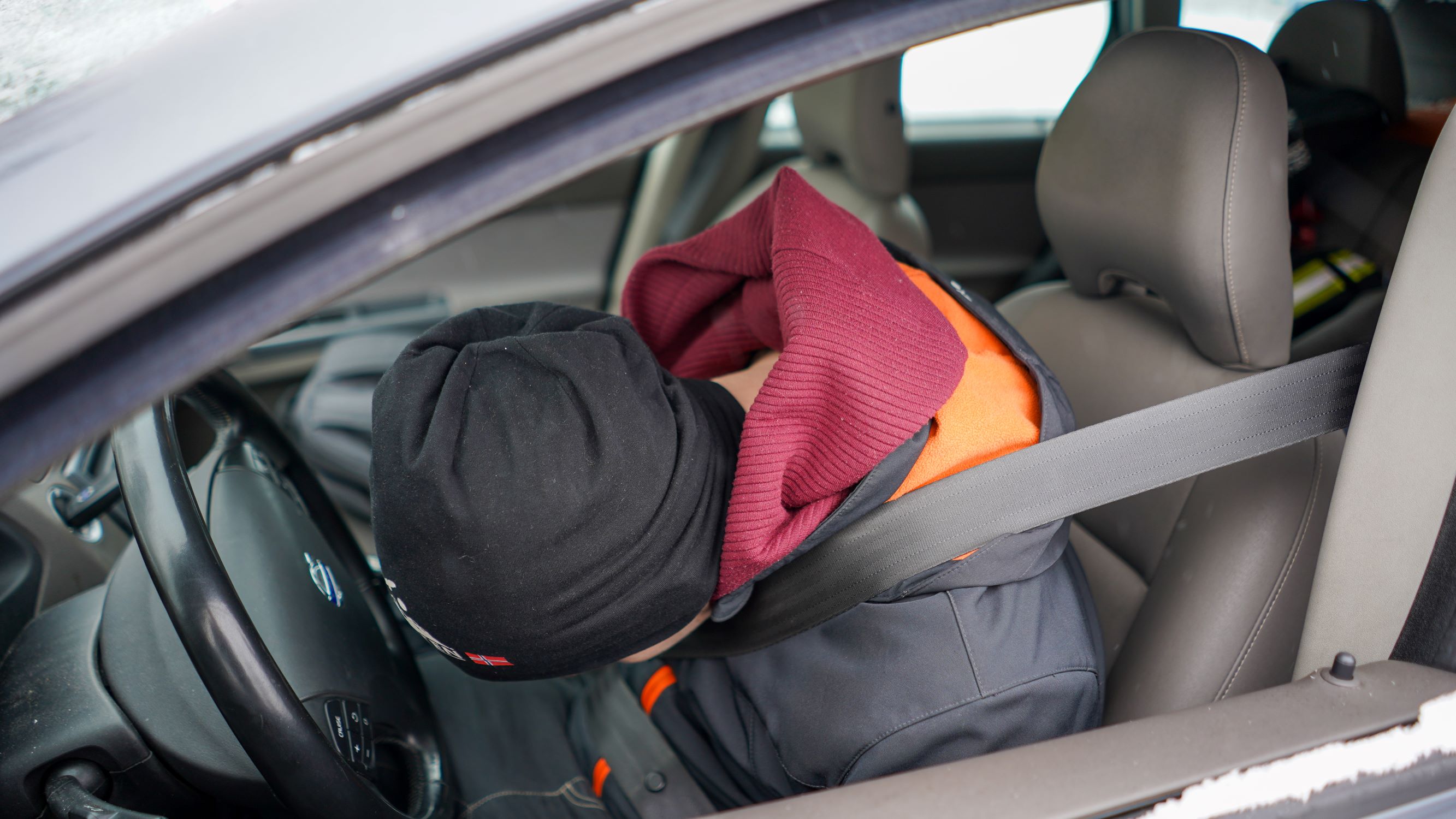 The victim of a traffic accident unconscious on their car’s front seat