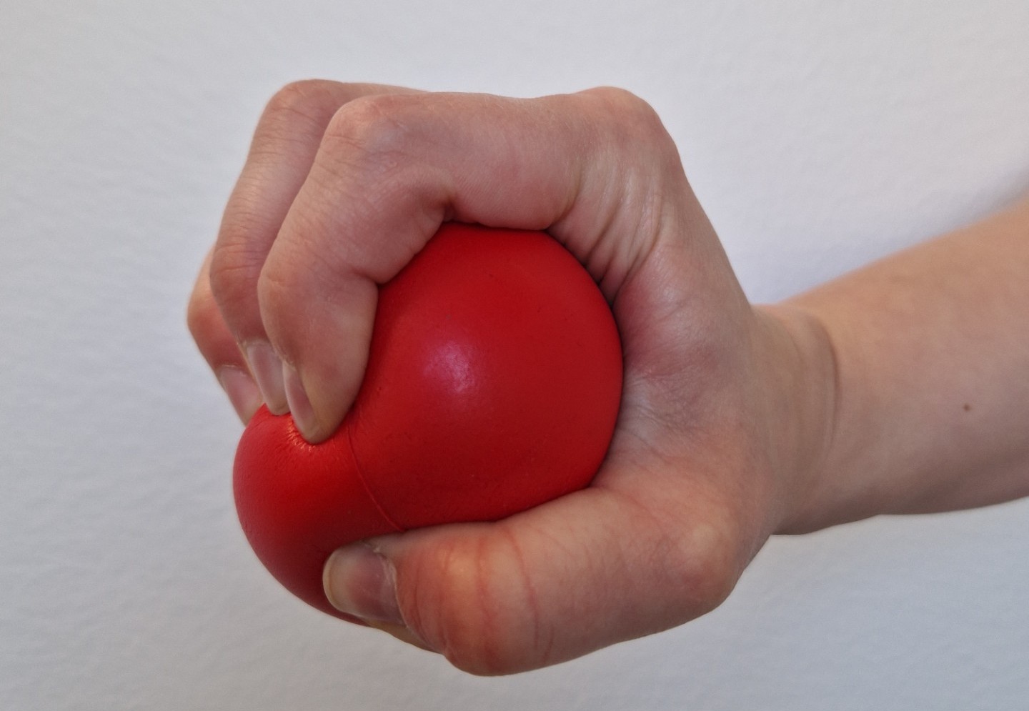 En hand håller en boll som kläms ihop.