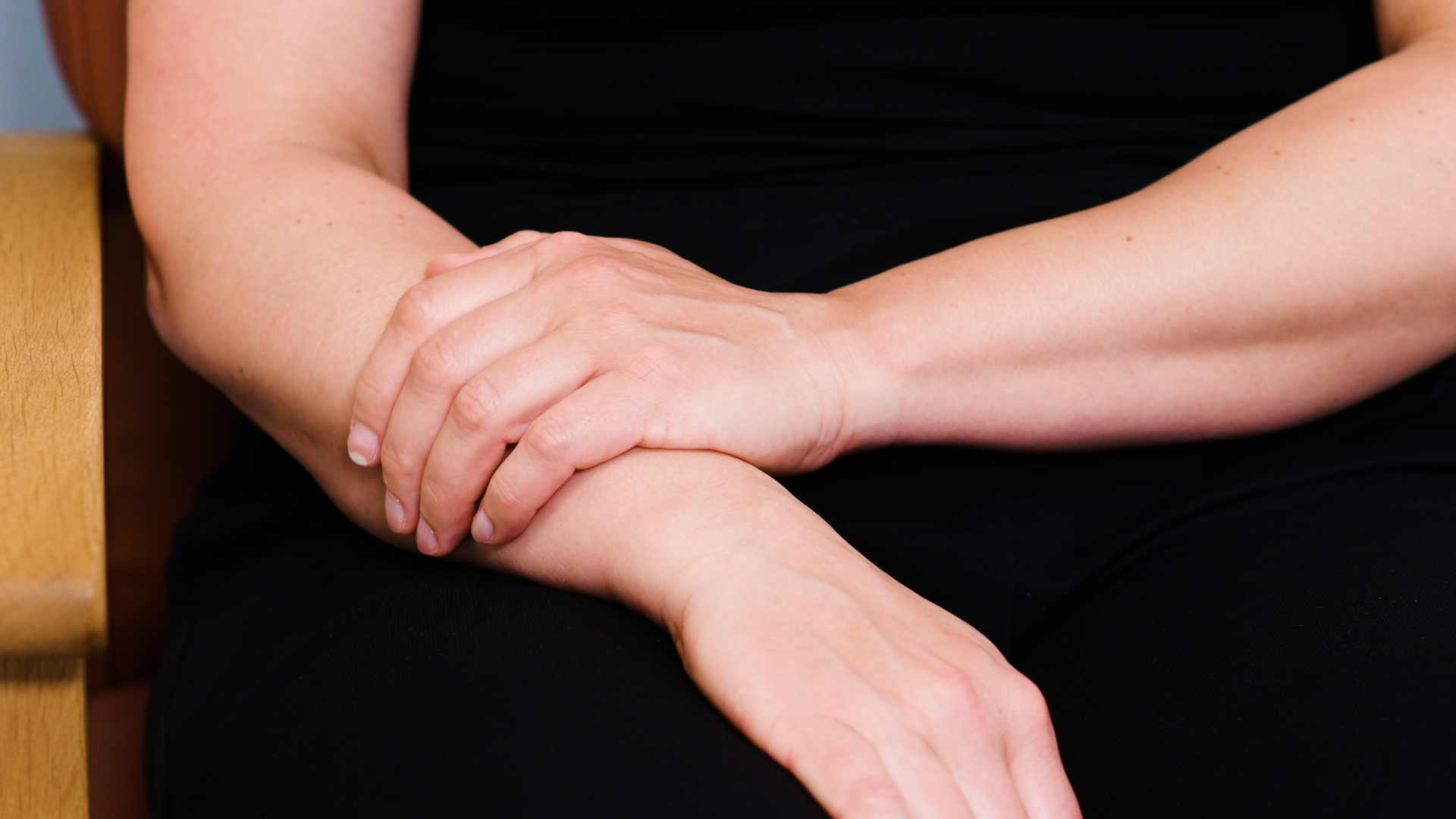 Kvinna utför självlymfdränage på sin underarm.