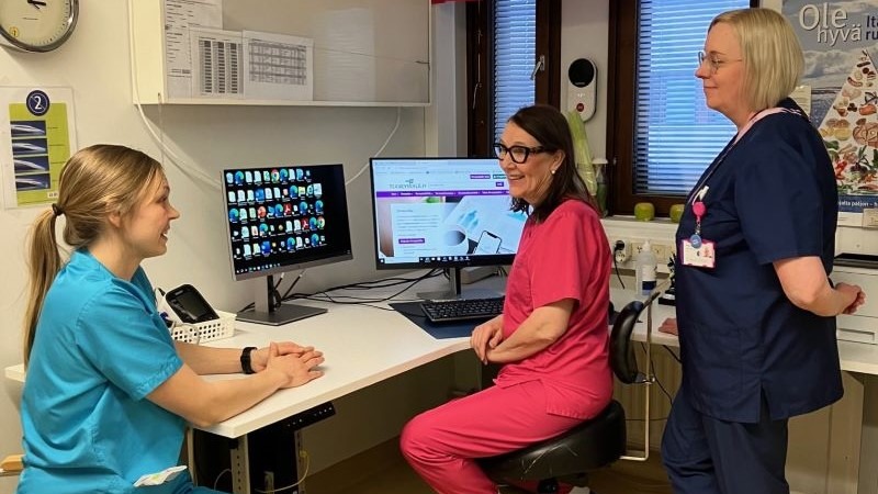 Kuvassa digihoitopolun Kemijärven kehittäjätiimi: terveyskeskuslääkäri Johanna Niskala, diabeteshoitaja Riitta Varrio ja sairaanhoitaja Riitta Pauna. 