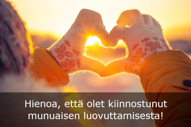 Henkilö talvivaatteissa muodostaa käsillään sydämen auringonlaskua vasten, taustalla häivähdys lumisesta maisemasta. Kuvassa teksti "Hienoa että olet kiinnostunut munuaisen luovuttamisesta!".