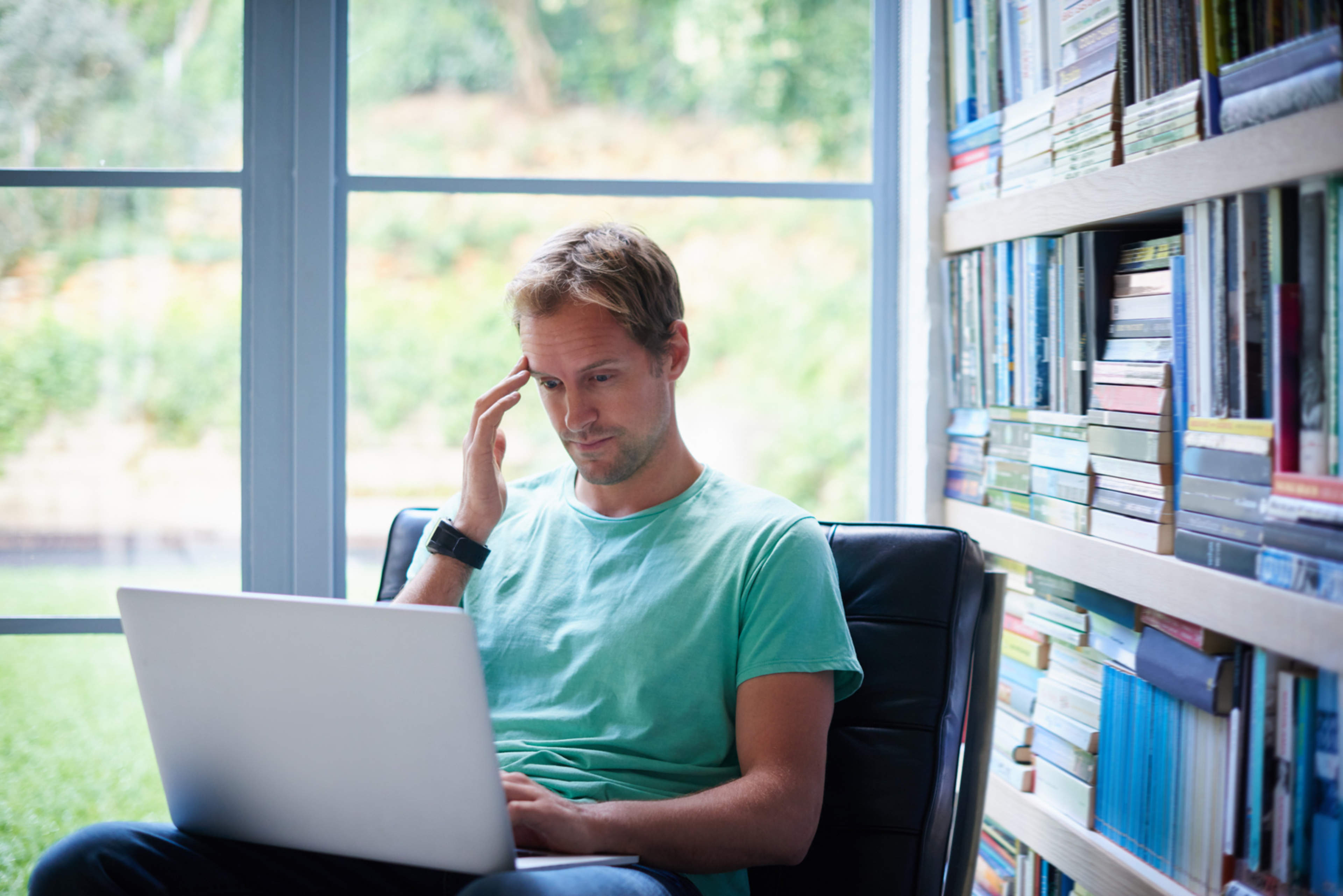 Mies etsii apua tietokoneelta