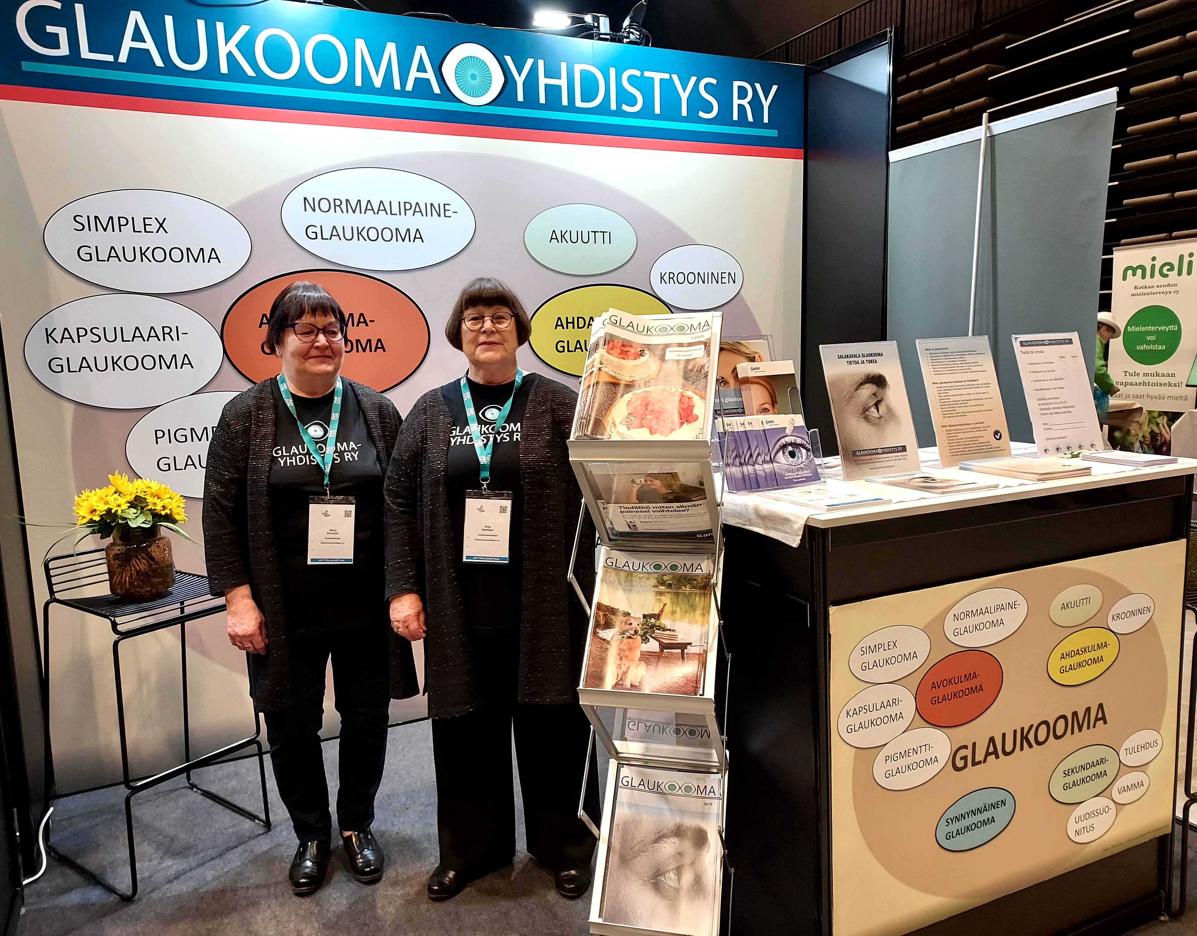 Glaukoomayhdistyksen puheenjohtaja Ritva Kivimäki ja varapuheenjohtaja Arja Hellsten yhdistyksen messuosastolla Kotkan Hyvän tuulen messuilla.  