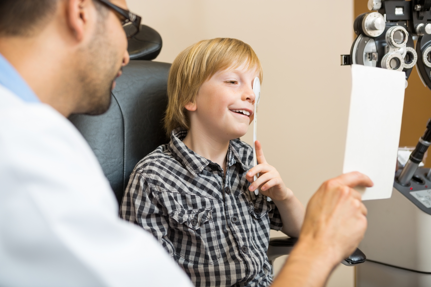  Lapsen näkö testataan näkötaulun avulla.