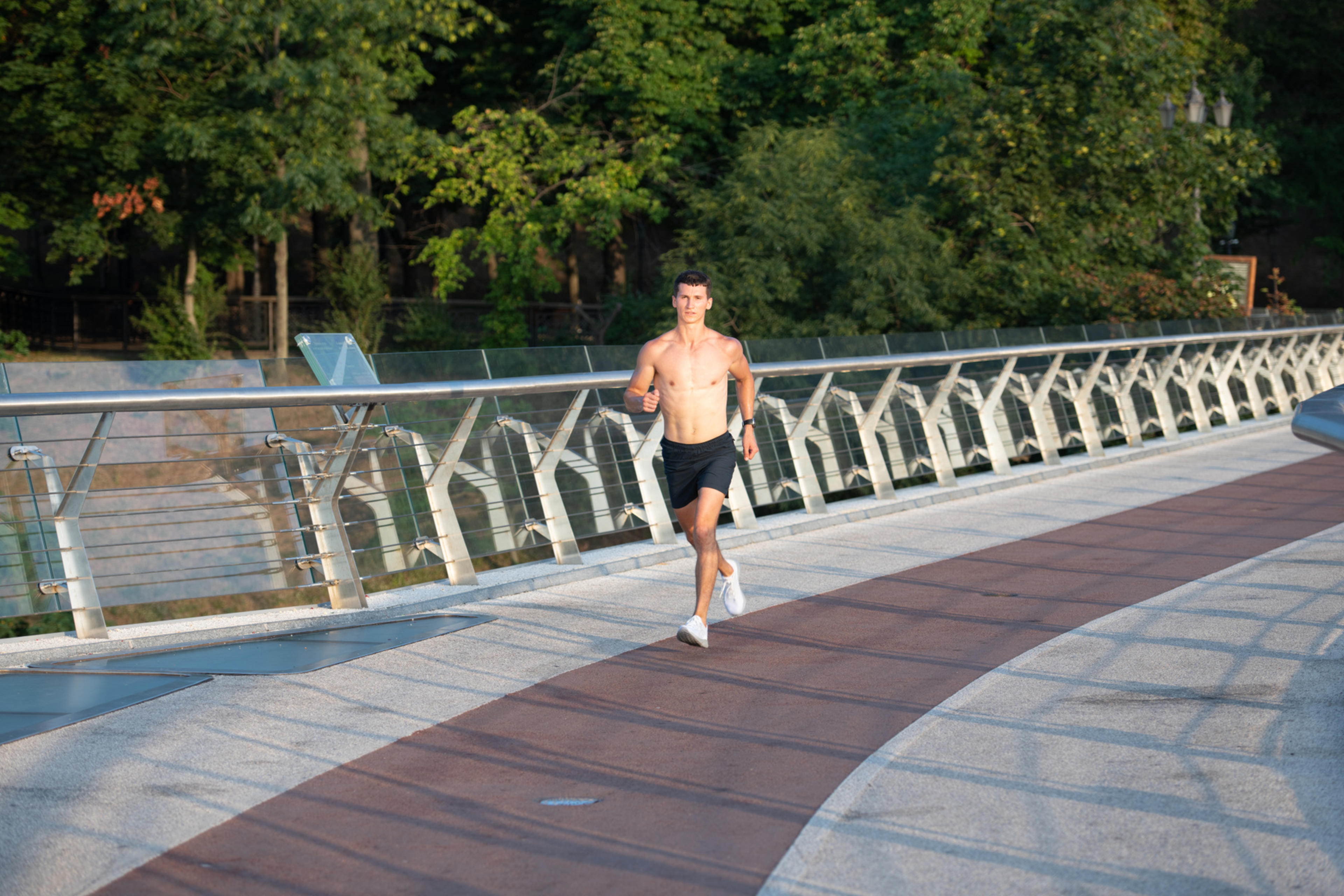 Urheilullinen mies juoksulenkillä