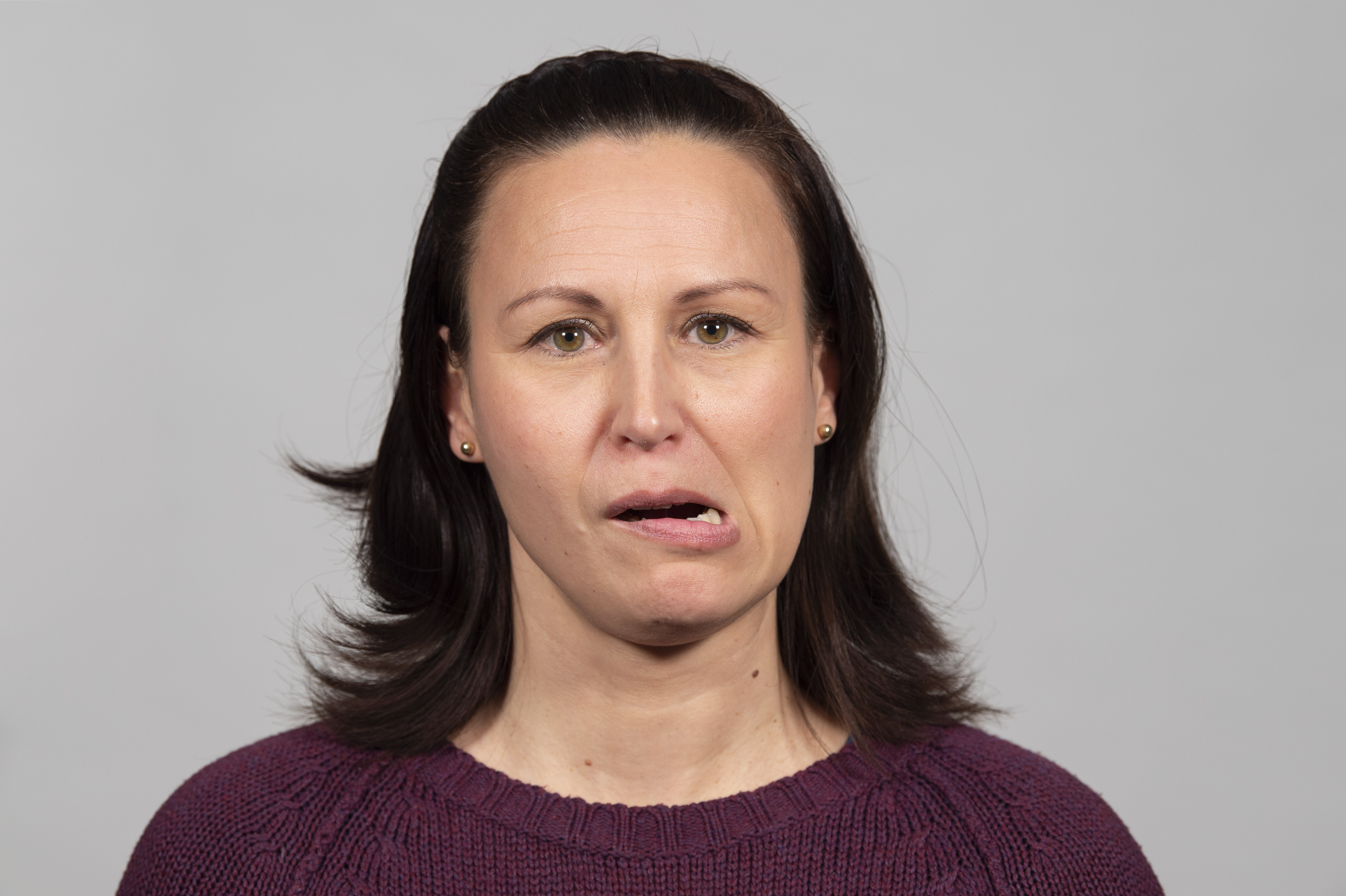 Nainen on vienyt leuan sivulle ääriasentoon. 