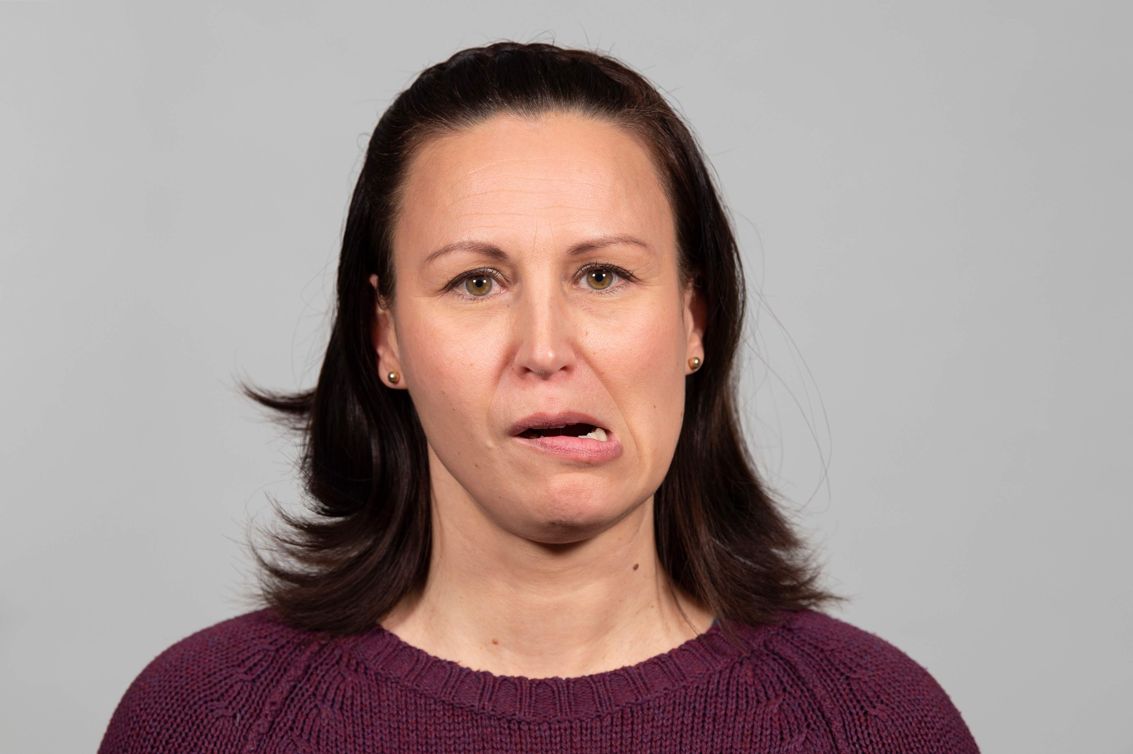 Kvinna har fört käken till ytterläget åt sidan.