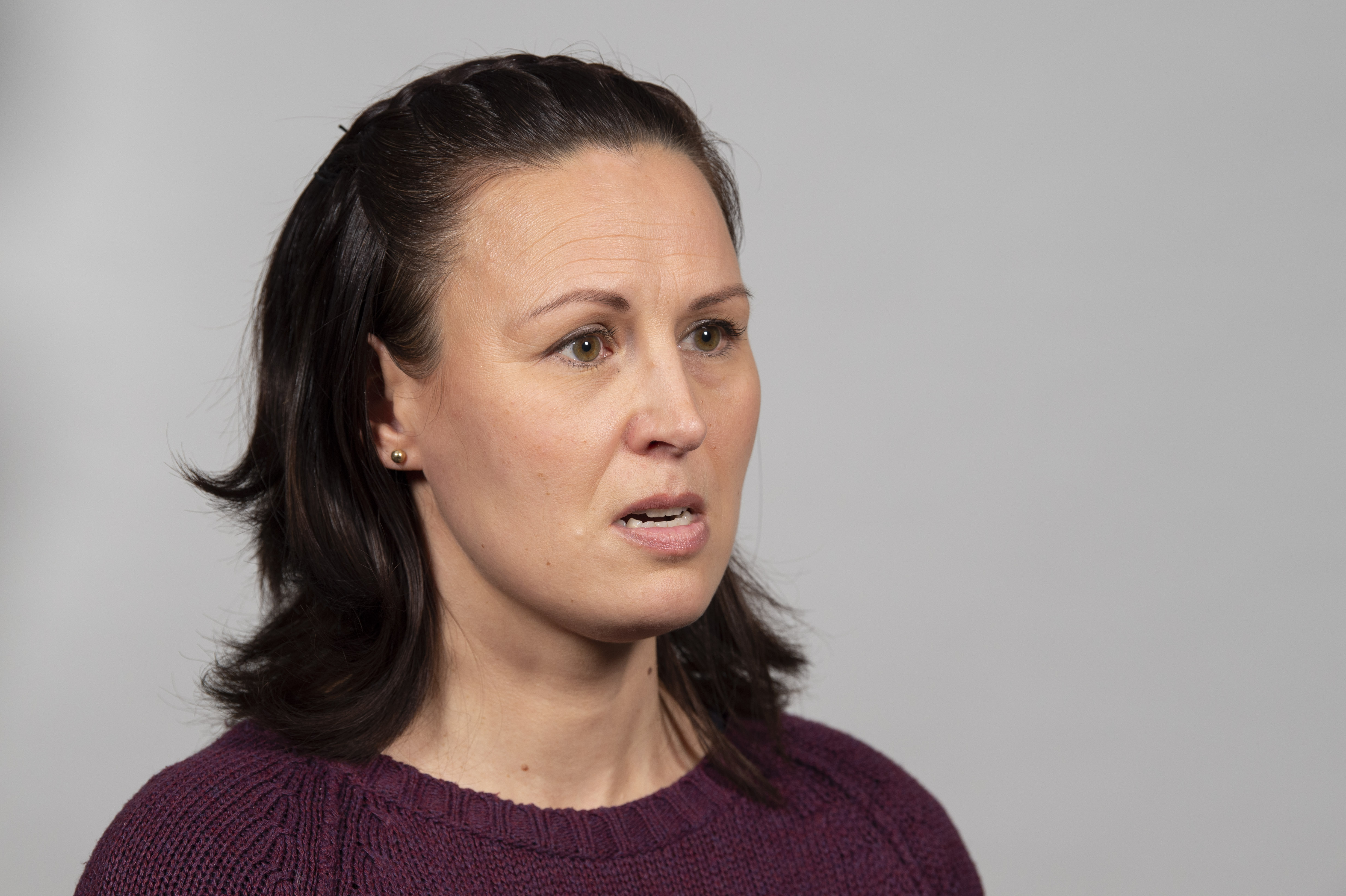 Nainen on vienyt leuan eteenpäin ääriasentoon. 