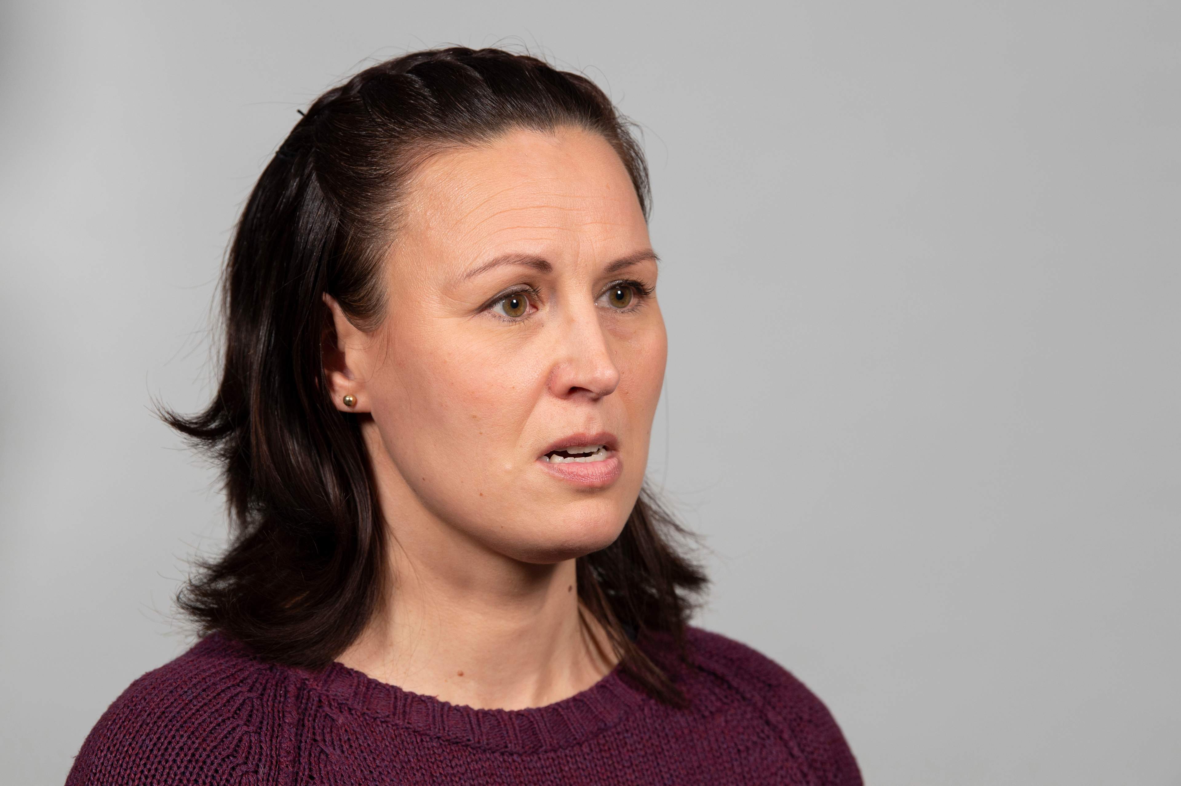 Kvinna har fört käken framåt till ytterläget.