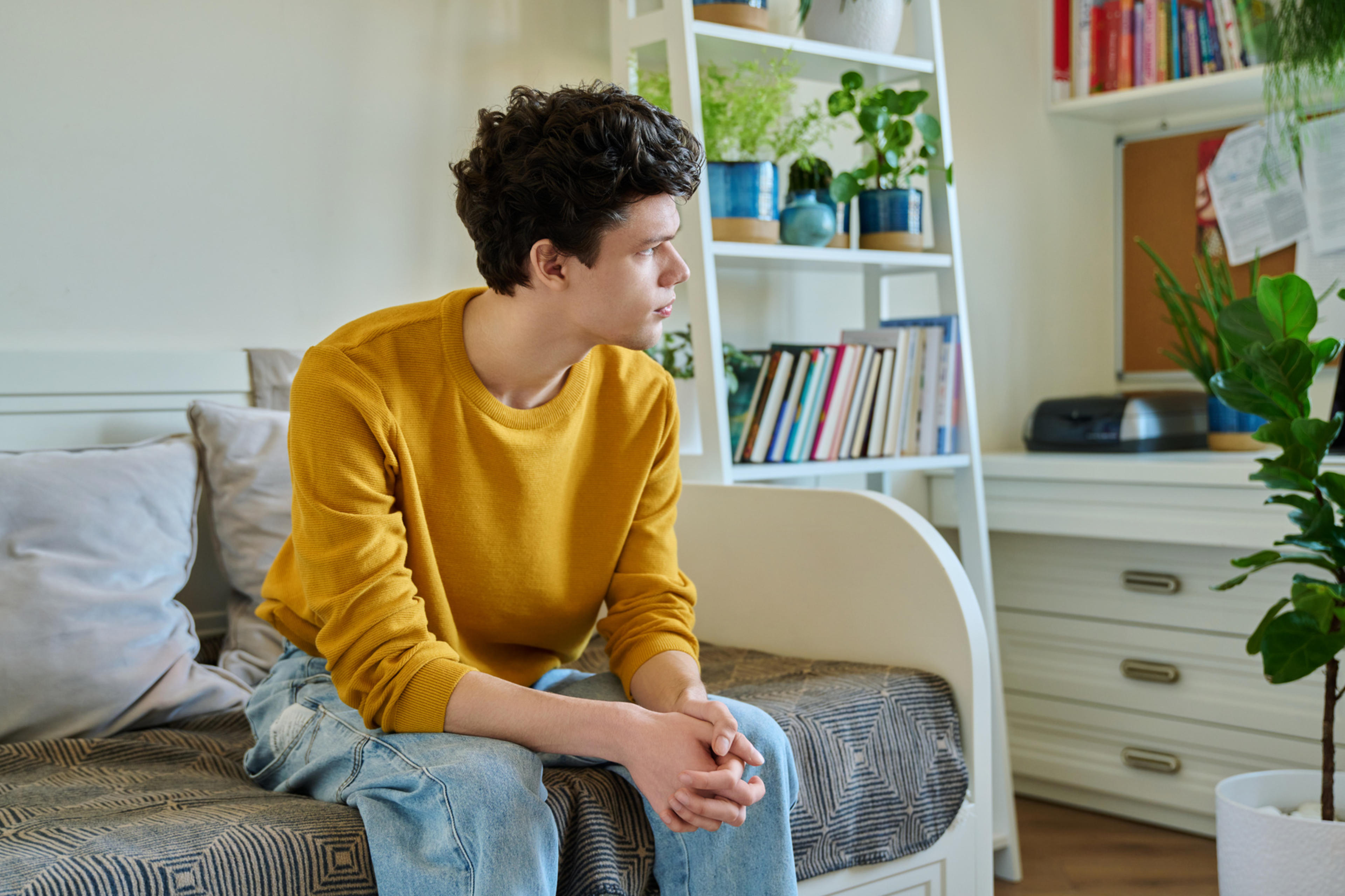 Mietteliäs nuorimies sohvalla