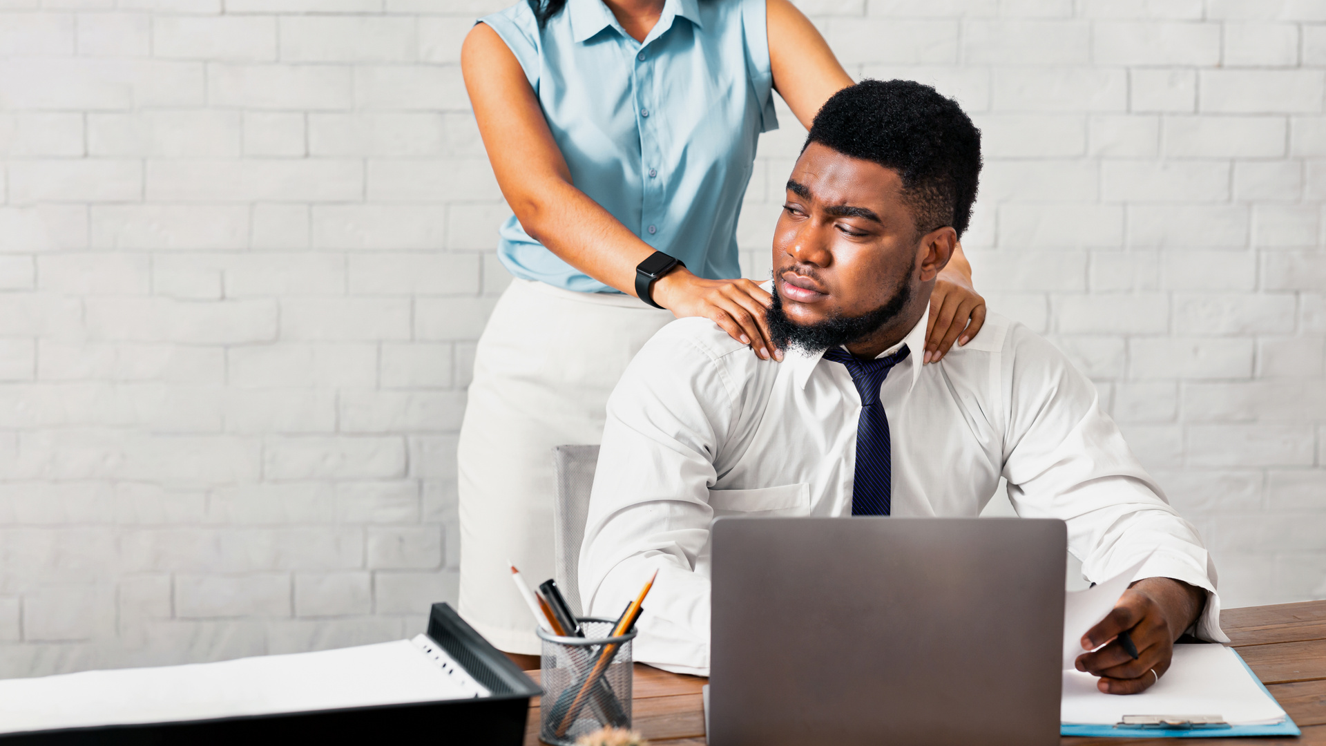 Nainen ahdistelee miestä