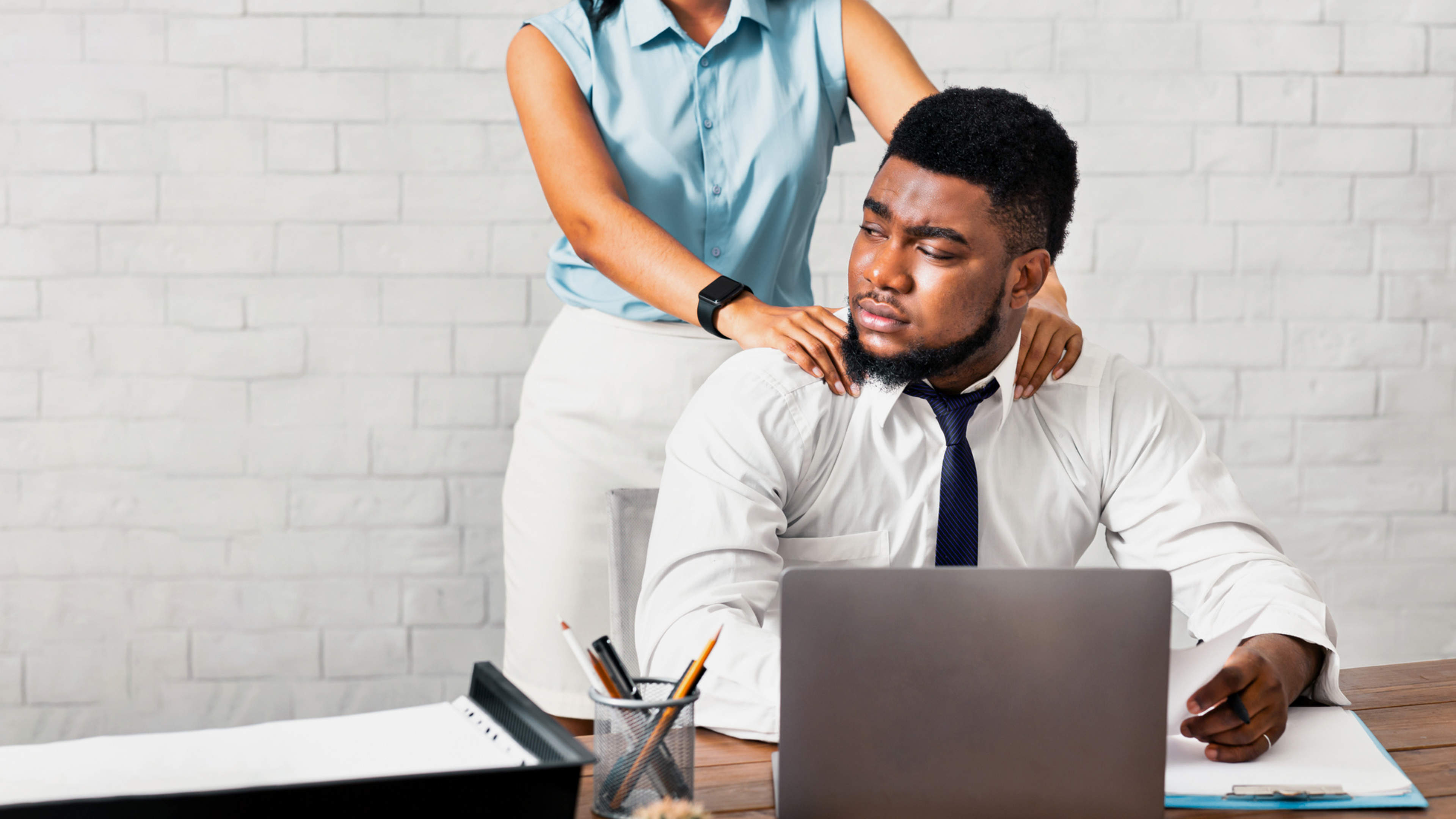 Nainen ahdistelee miestä