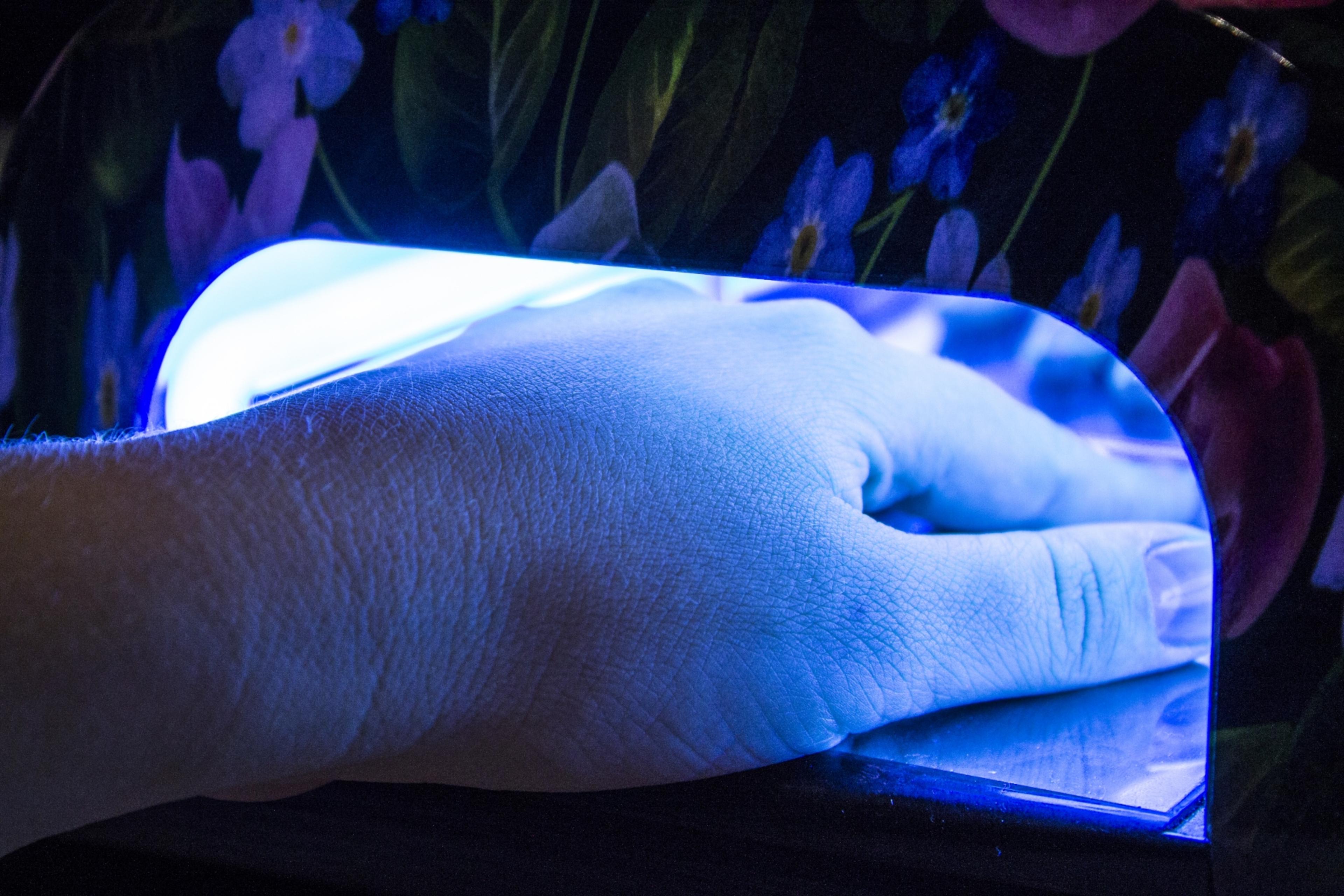 Ultraviolett- och LED-UV-lampor används för att härda gellack och gelnaglar.