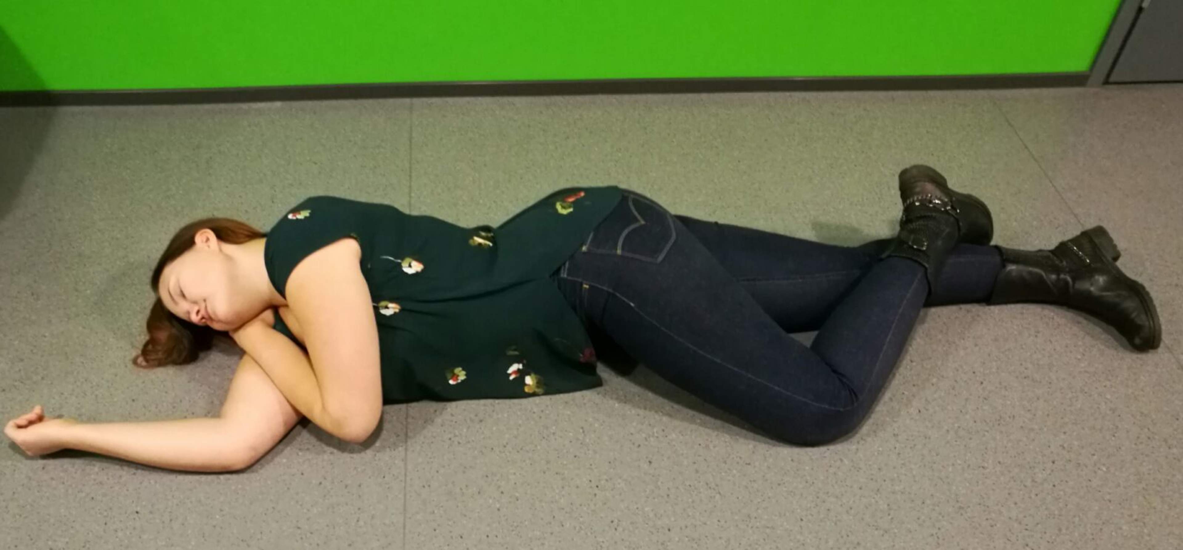 Efter att patienten vänts, stödjer det böjda benet och handen under kinden positionen.