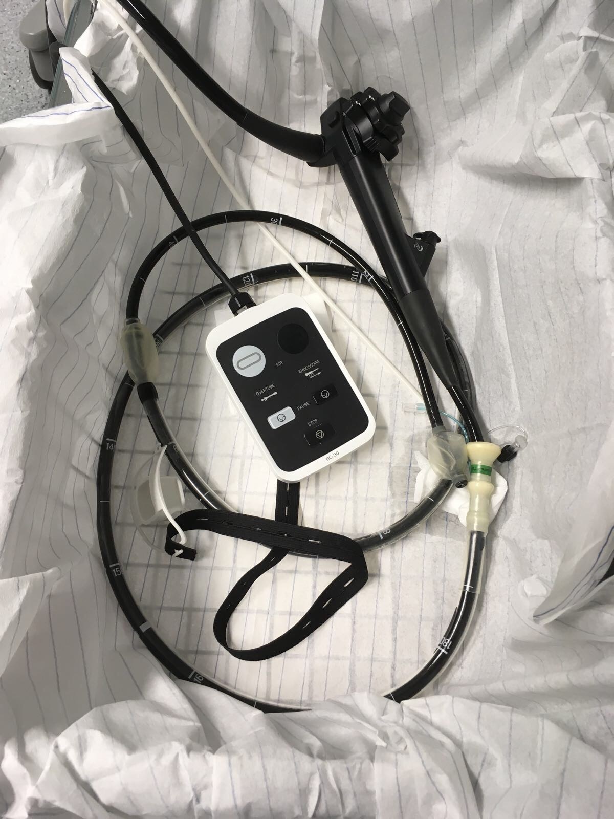 Ett endoskop, vars smala del styrs framåt i tarmen