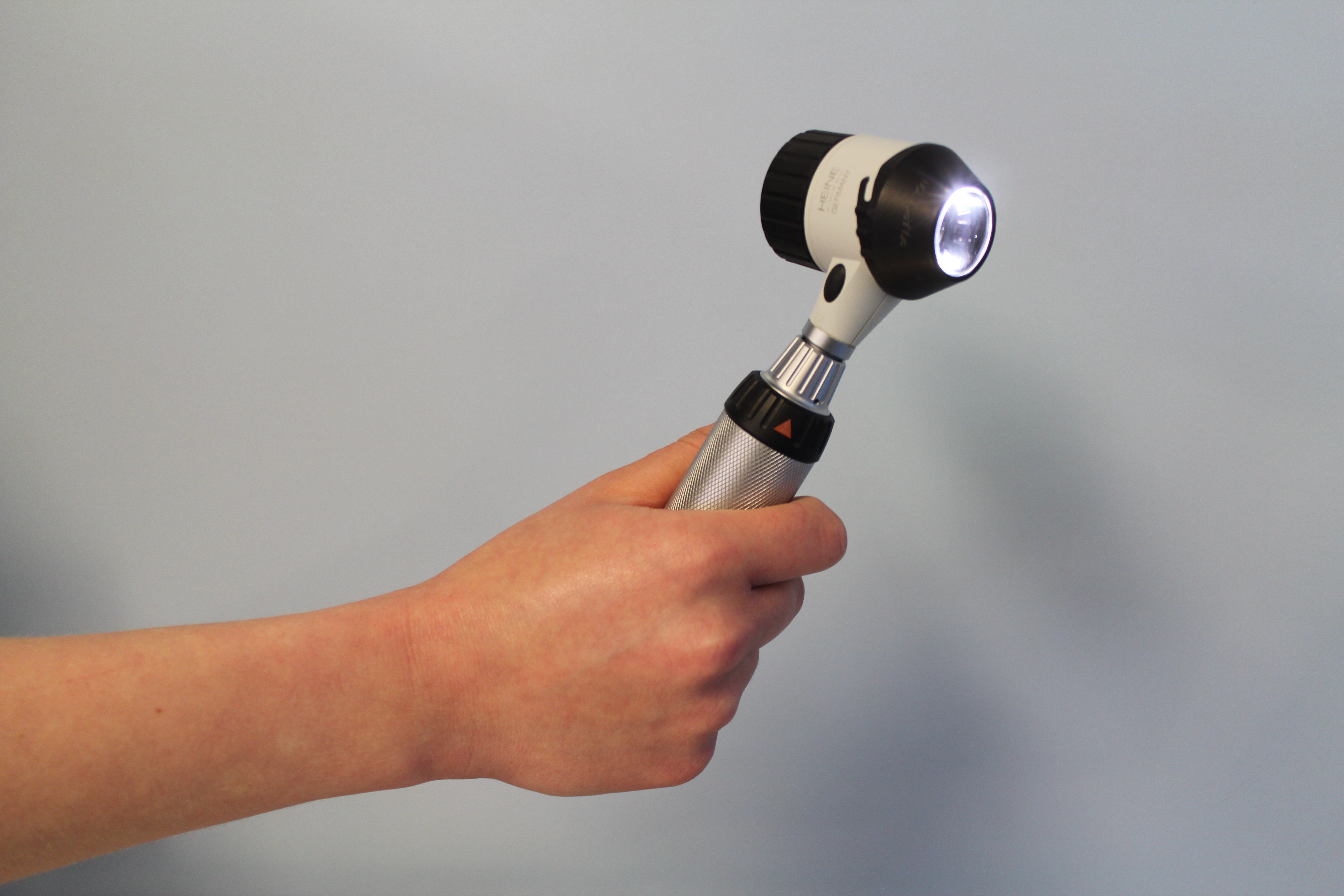 Med hjälp av dermatoskopi kan man se strukturer och färgförändringar som är karakteristiska för olika tumörer i huden.