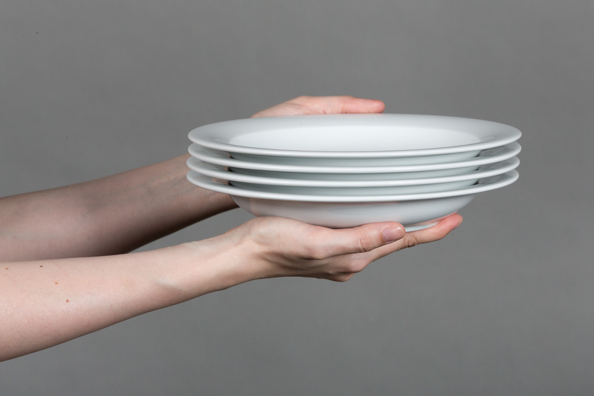 Nosta lautaspino kahdella kädellä ja pidä ranne suorana.