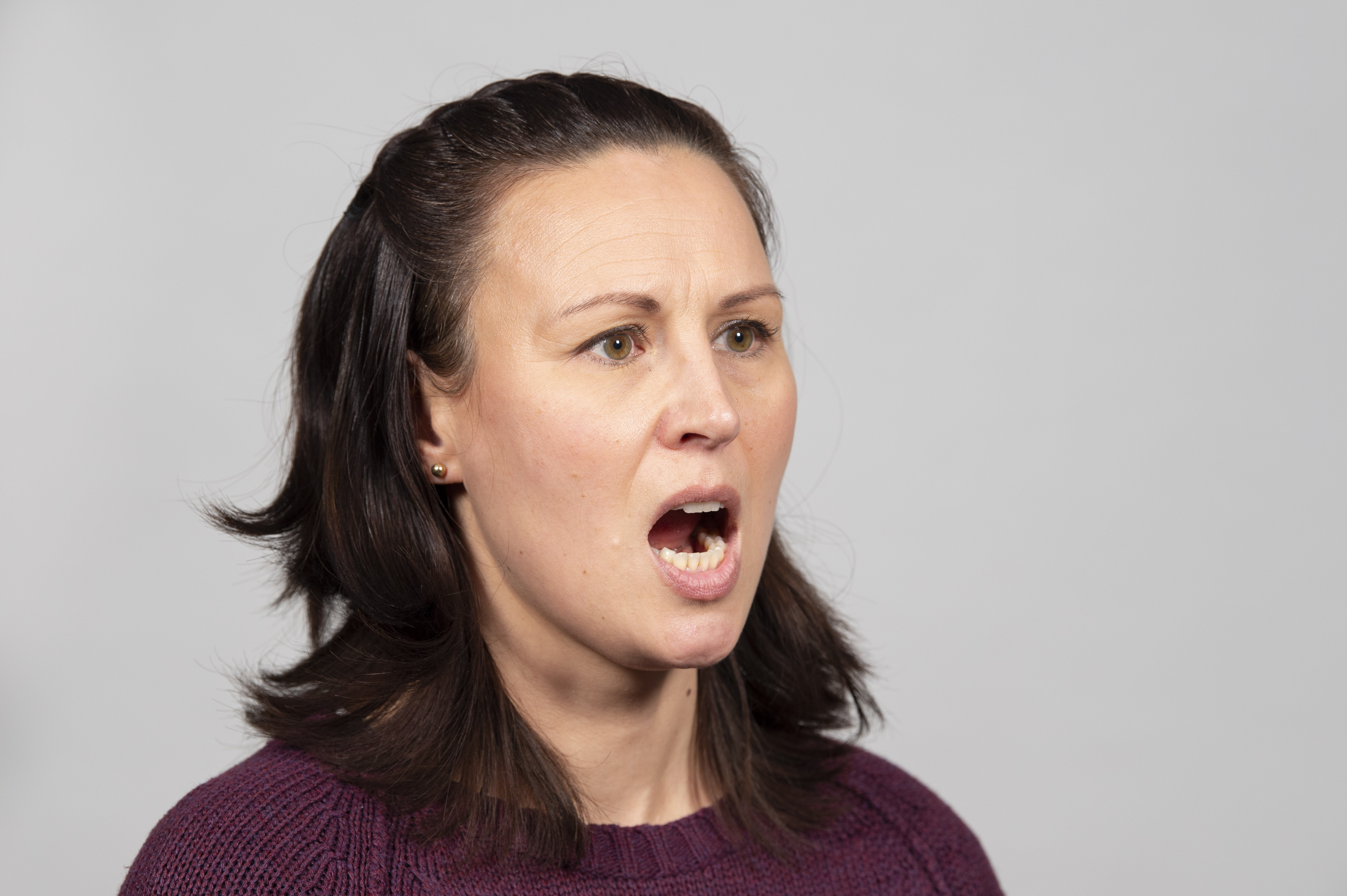 Nainen on avannut suun. 