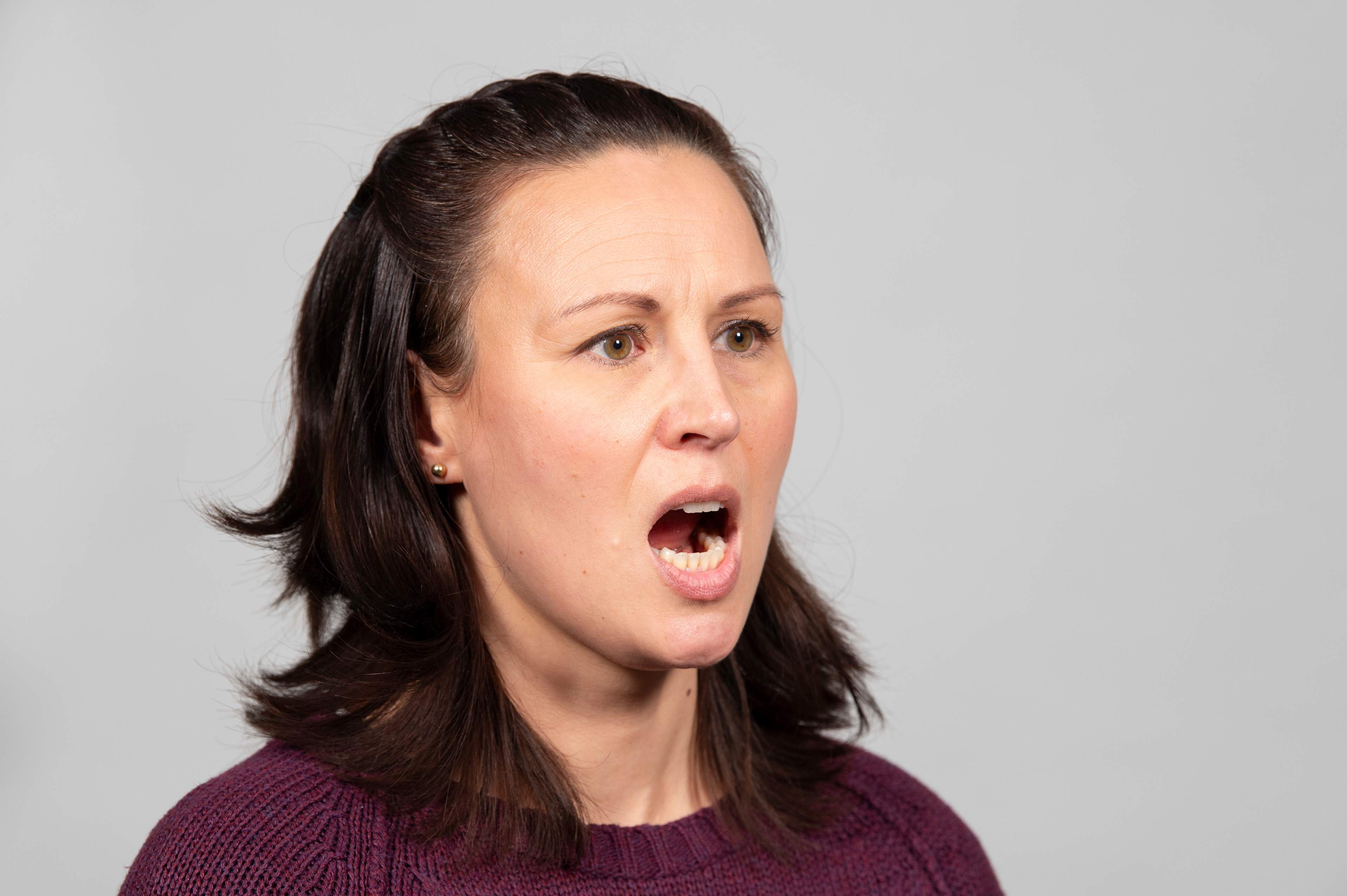 Kvinna har öppnat munnen.