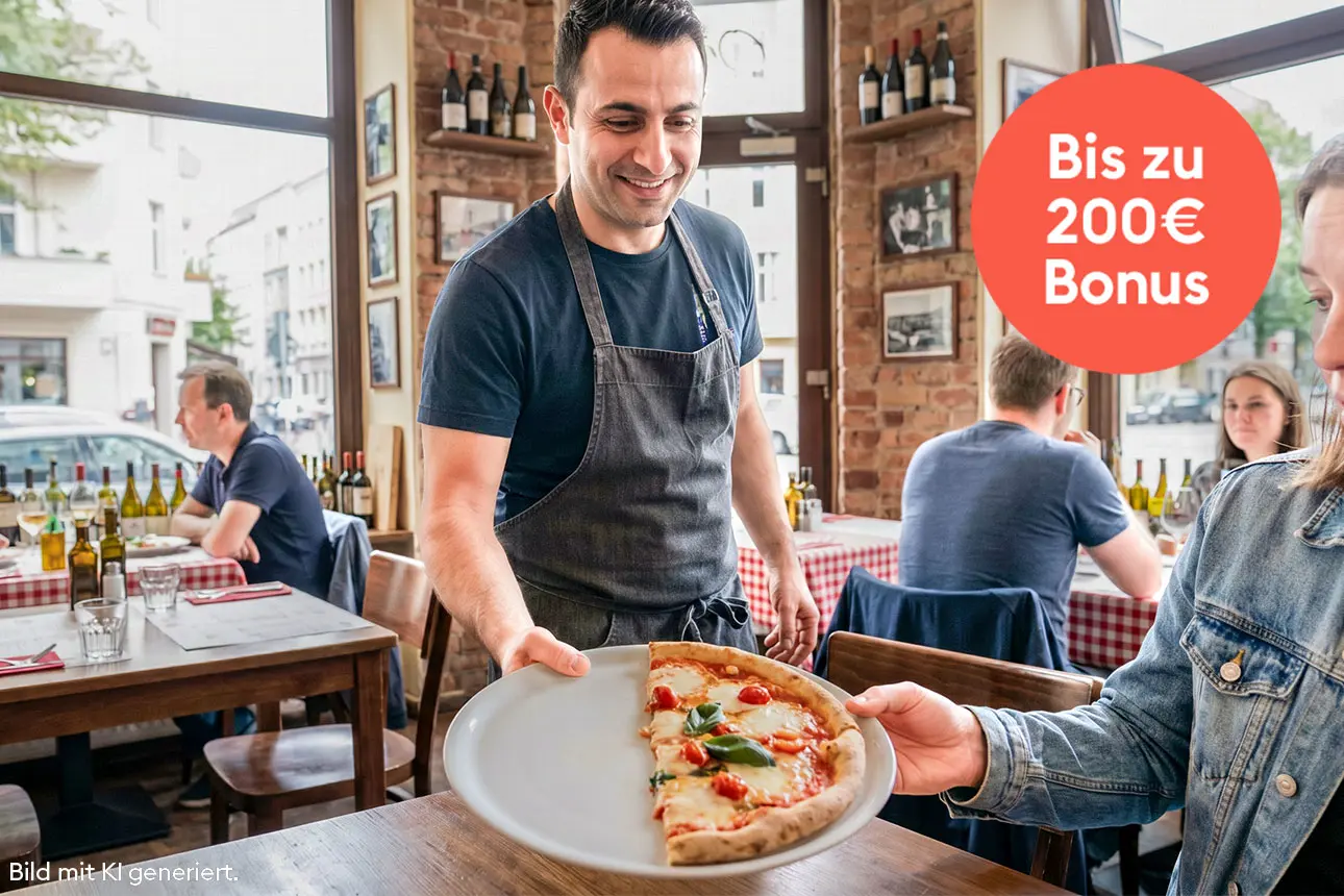 Kellner serviert halbe Pizza im Restaurant. Bild mit KI generiert.