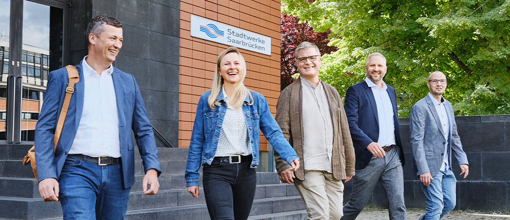 5 Personen kommen aus dem Gebäude der Stadtwerke Saarbrücken gelaufen