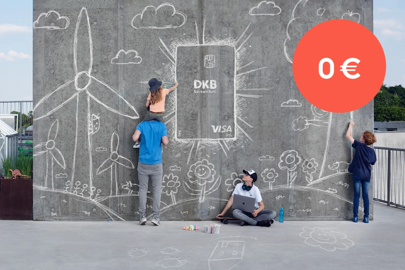 Kinder und Eltern malen die Visa Debitkarte vom Girokonto u18 Kinderkonto