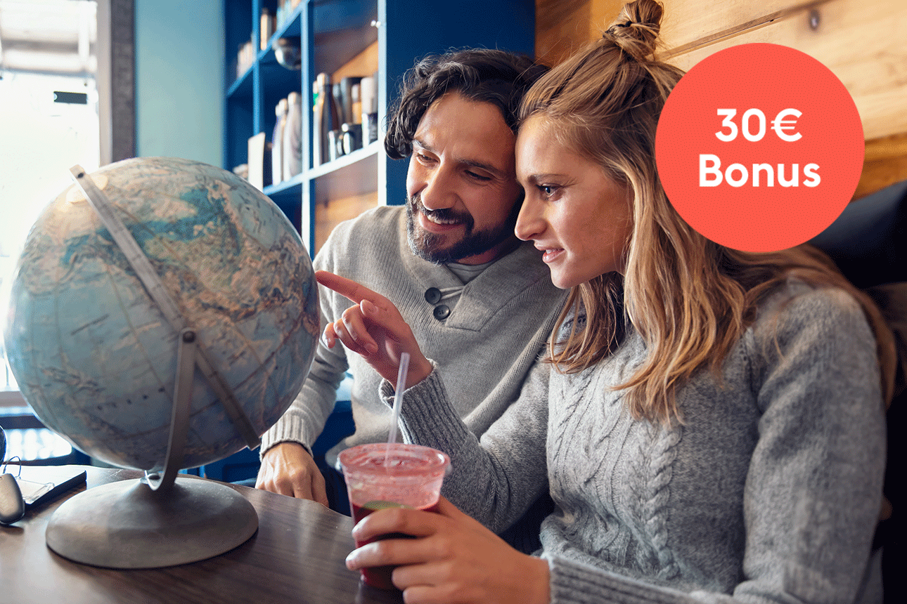 Eine Frau und ein Mann schauen sich einen Globus an