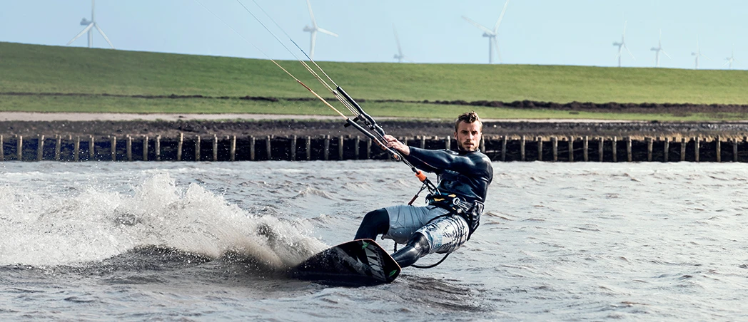 DKB-Kunde Thorben Baudewig beim Kitesurfen auf dem Wasser