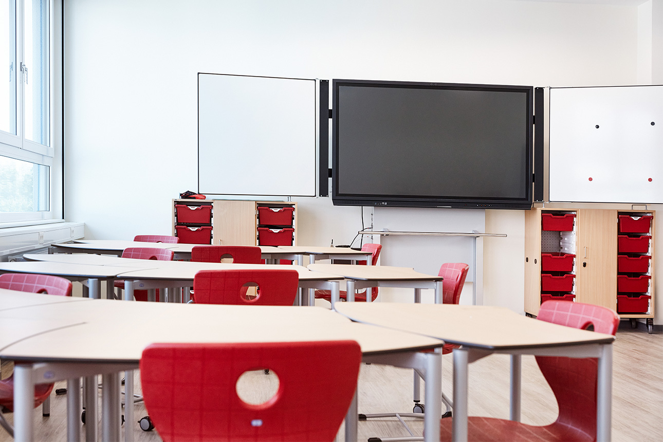 Klassenzimmer mit Monitor der Gemeinschaftsschule Erfurt