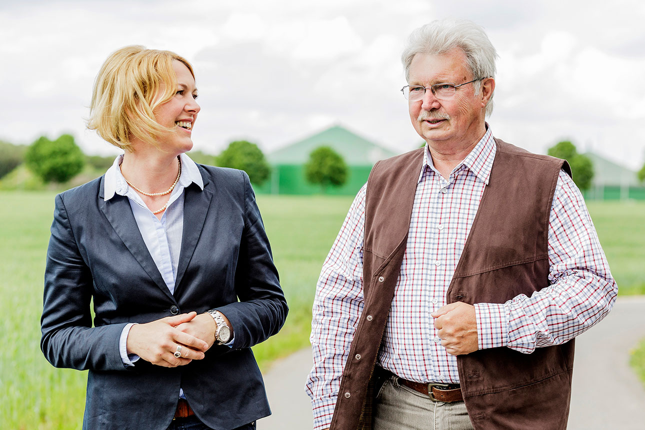 Günter Willer im Gespräch mit DKB-Kundenberaterin Constanze Queck