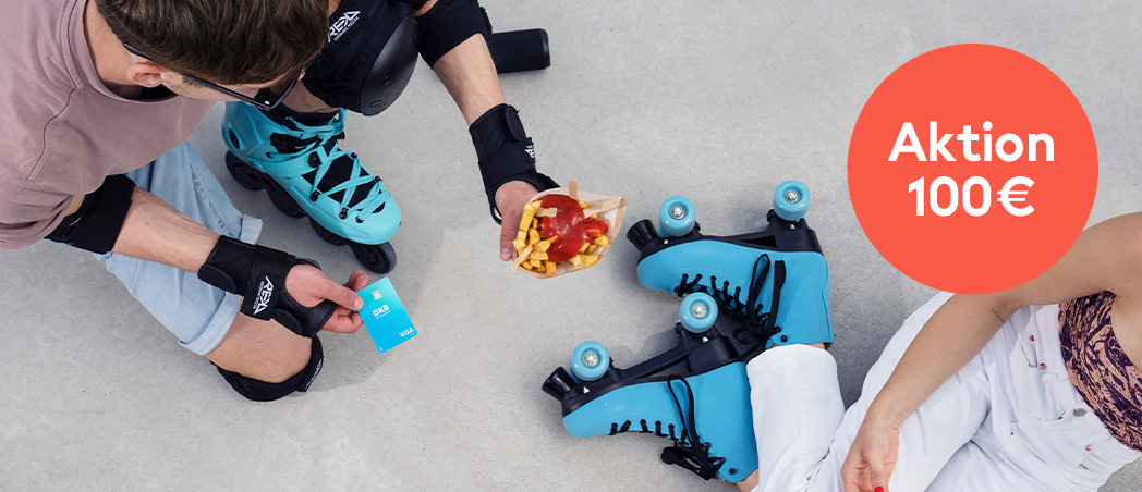 Zwei Studierende mit Rollschuhen und Visa Debitkarte