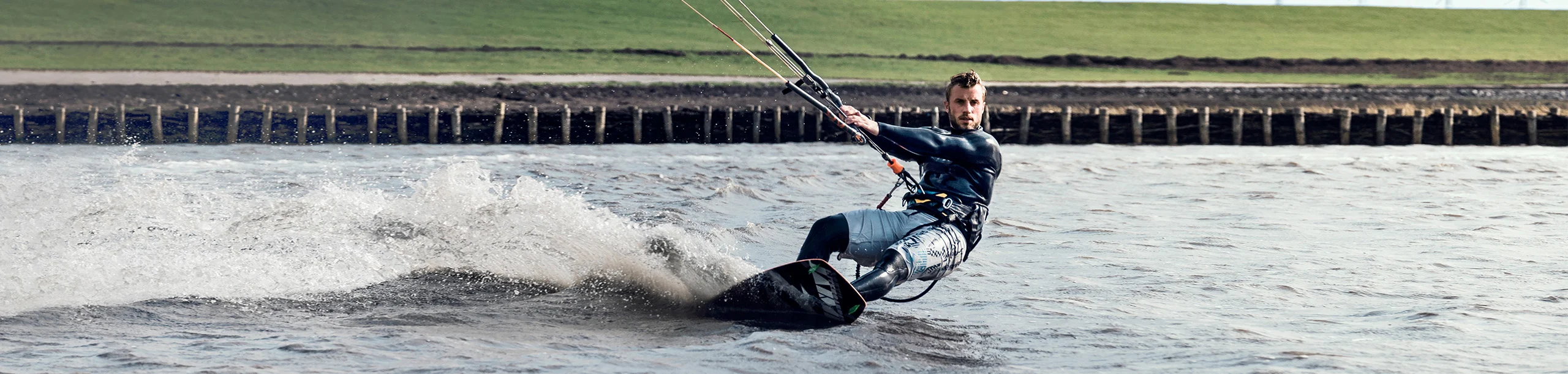 DKB-Kunde Thorben Baudewig beim Kitesurfen auf dem Wasser