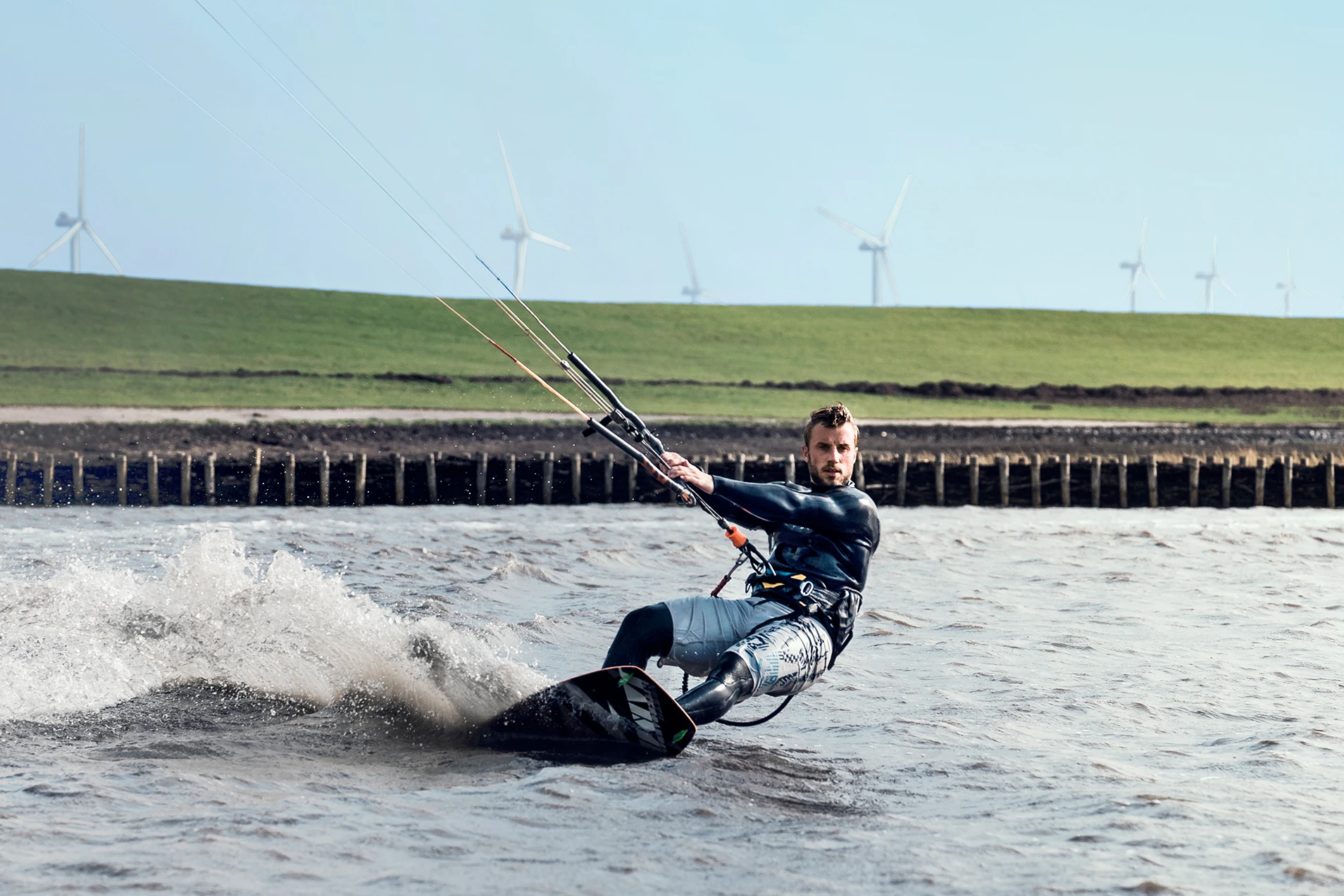 DKB-Kunde Thorben Baudewig beim Kitesurfen auf dem Wasser
