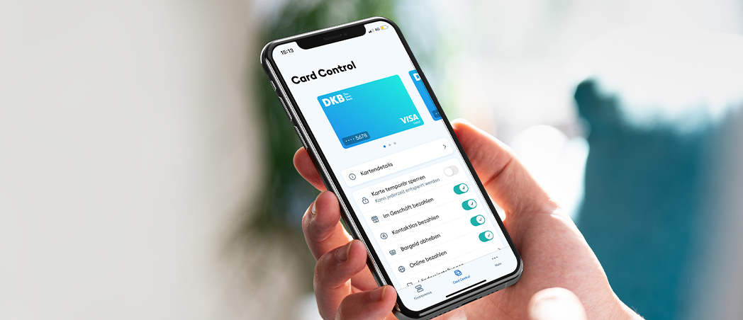 Hand hält Smartphone mit Card Control in DKB App