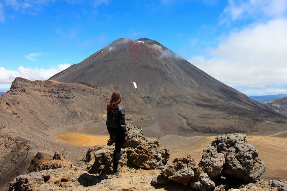 Irina Makarenko blickt auf Mount Ngauruhoe in Neuseeland