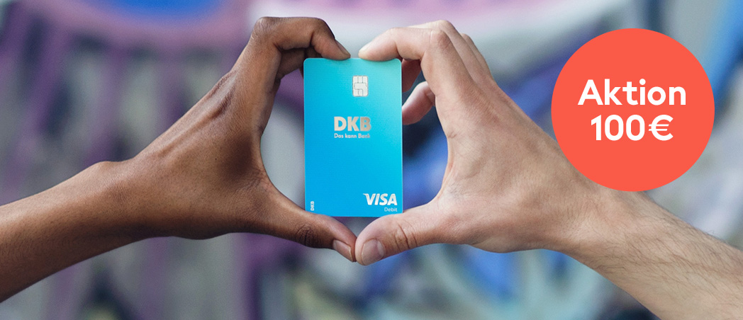 Zwei Hände bilden ein Herz um die DKB Debitkarte