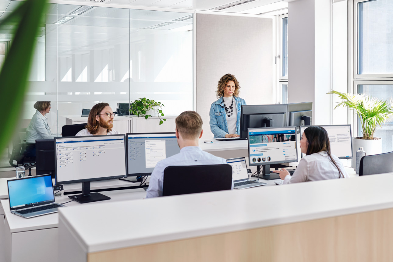 5 Menschen im Büro bei der Arbeit