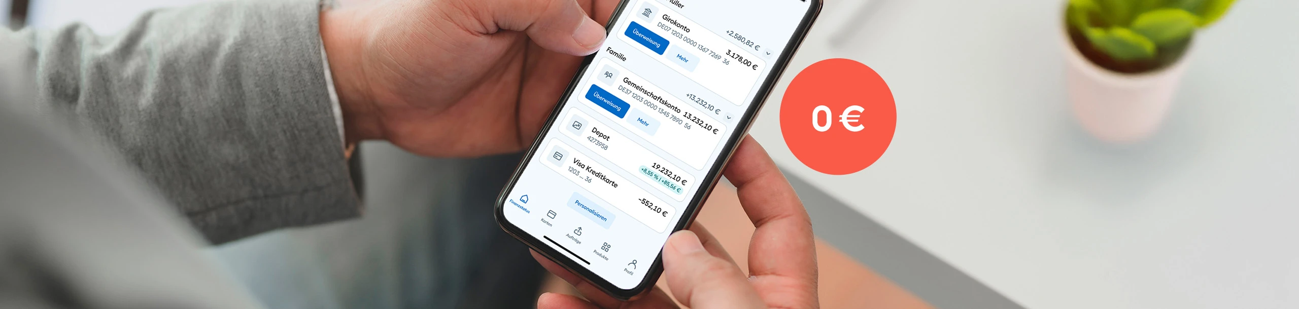 Eine Hand hält ein Handy mit geöffneter App